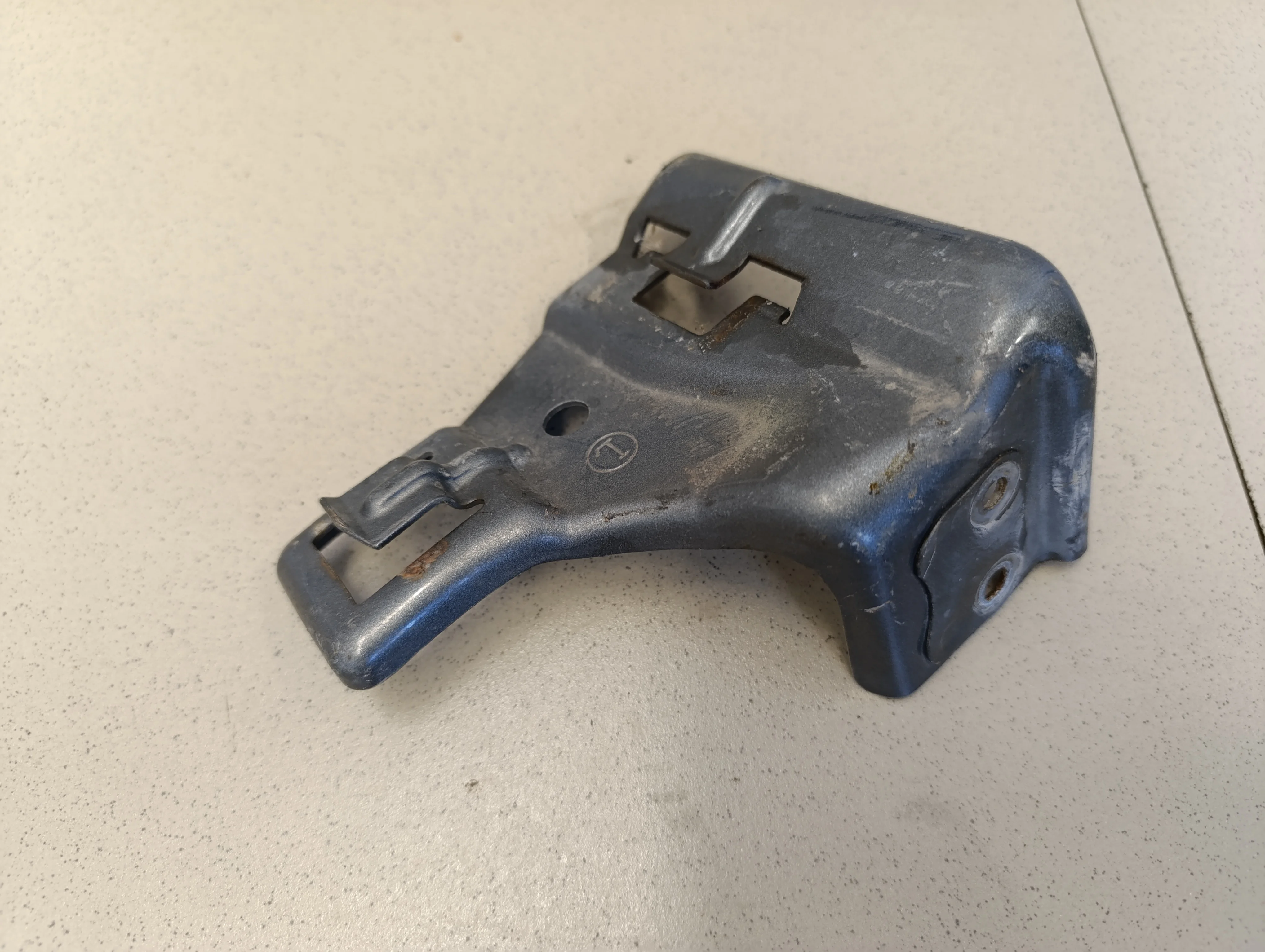 Кронштейн переднего бампера левый Corolla E12 2001-2006