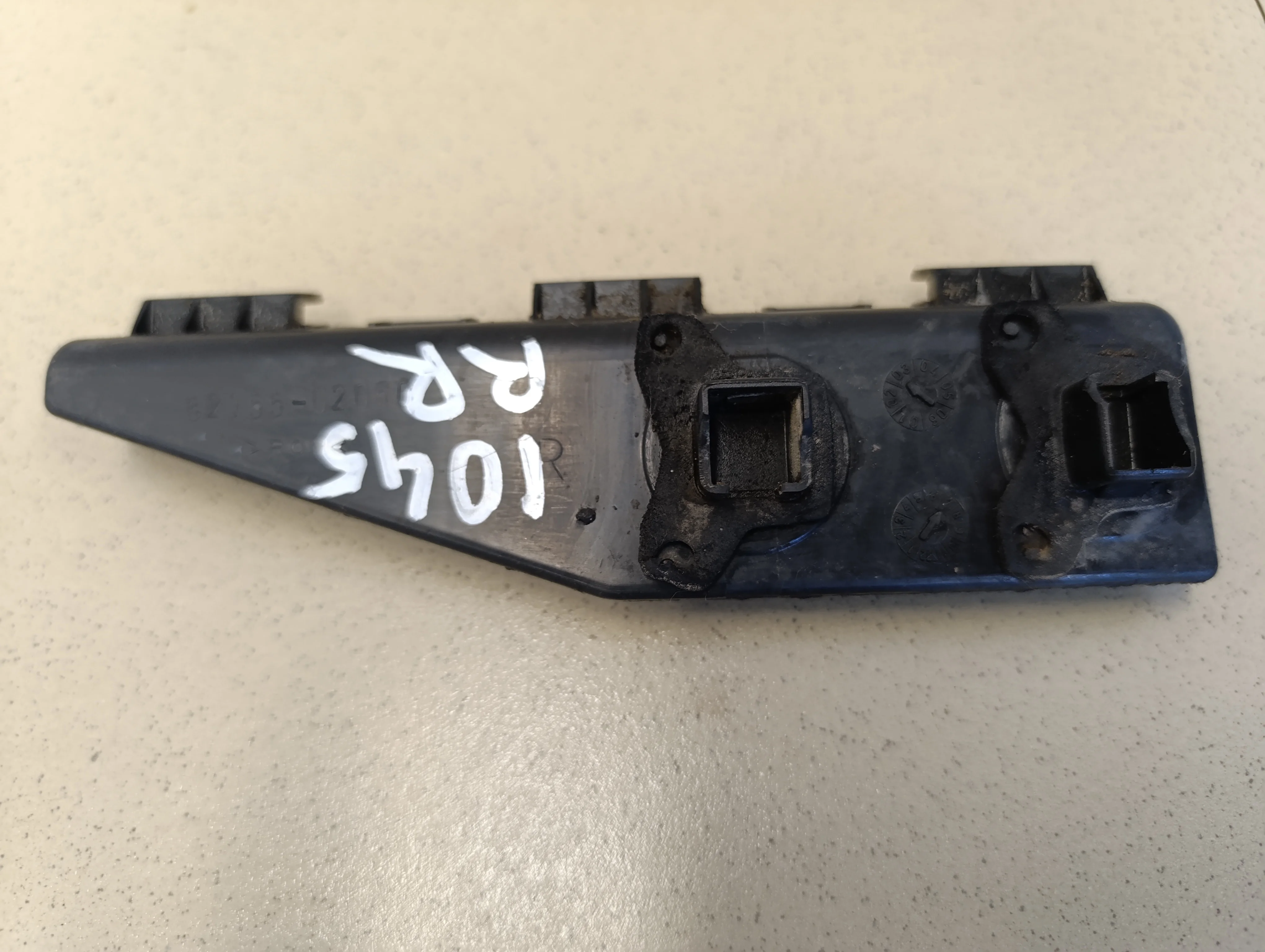 Кронштейн заднего бампера правый Corolla E12 2001-2006