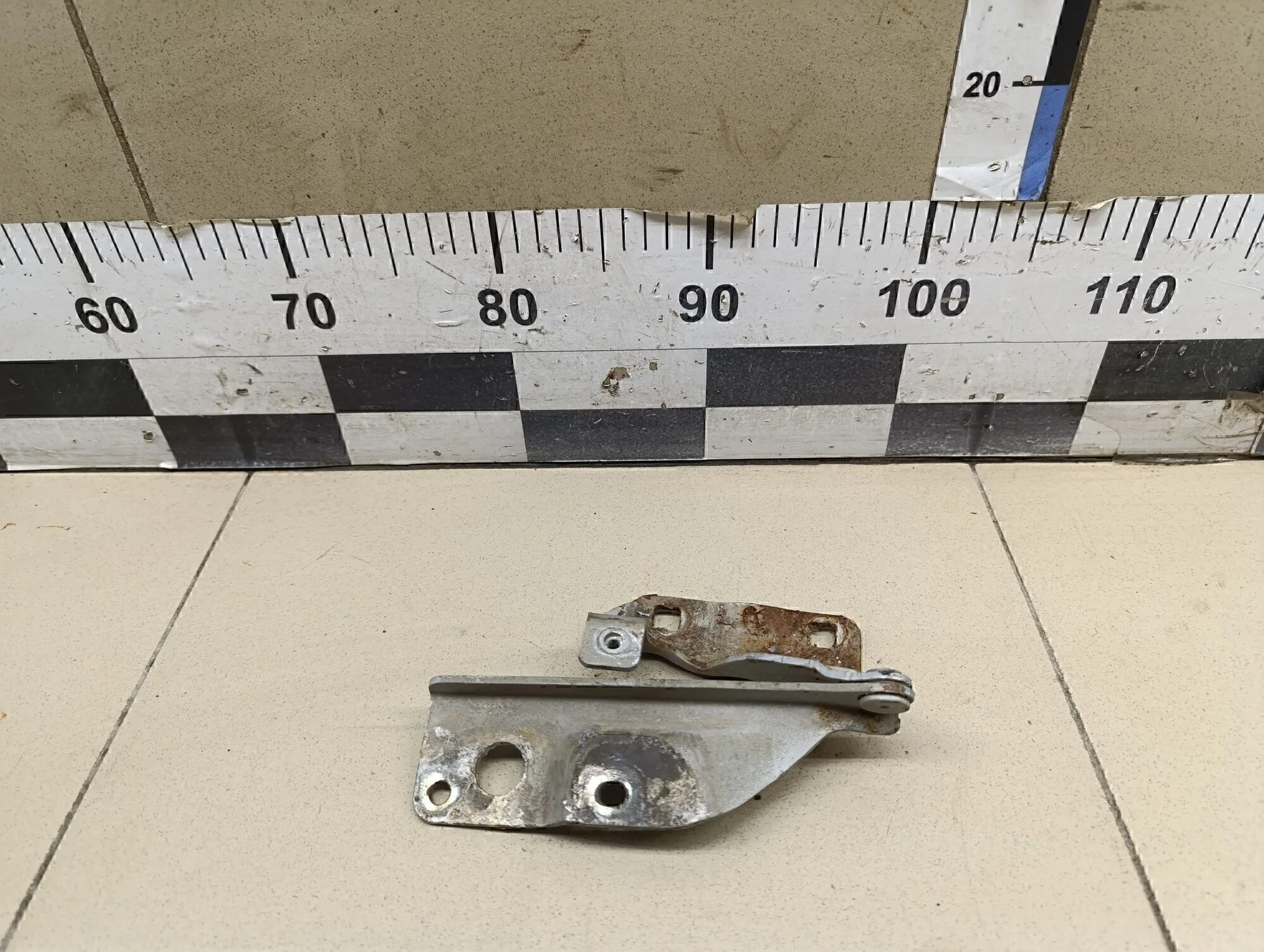 Петля капота правая Almera N16 2000-2006