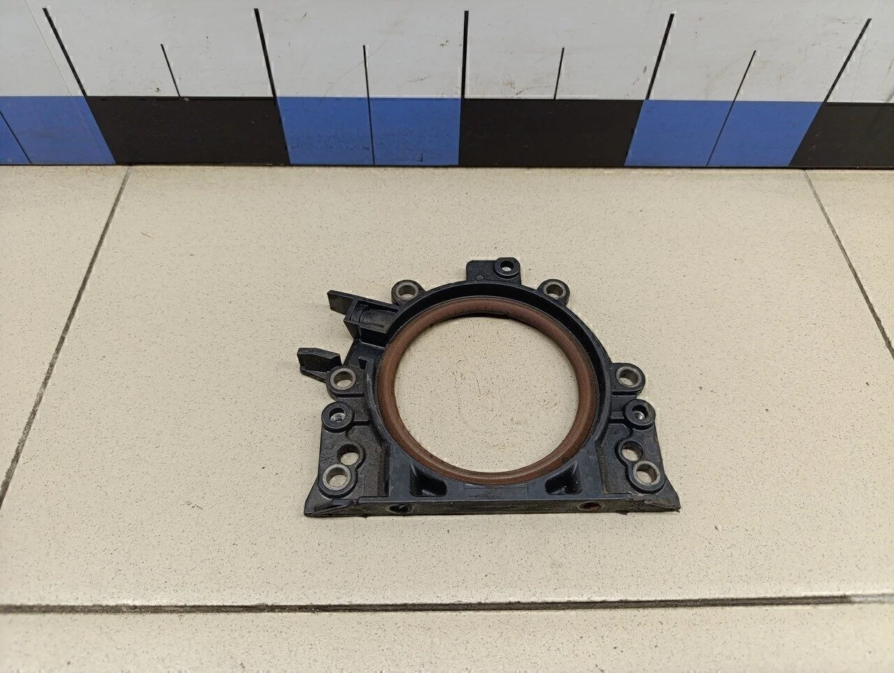 Крышка коленвала задняя  Passat [B6] 2005-2010