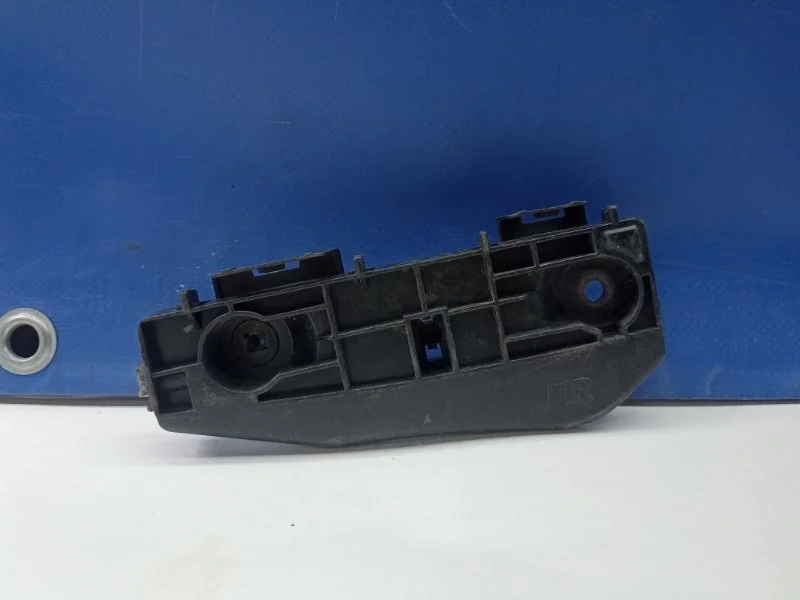 Кронштейн бампера Toyota Land Cruiser 2016 5211660250 URJ200, передний правый