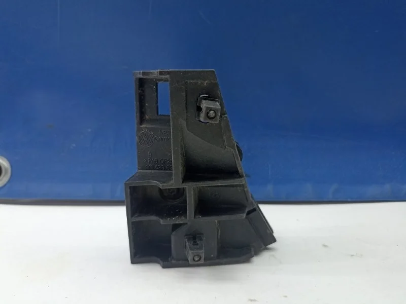 Кронштейн ручки Audi Q3 2013 1K1823633