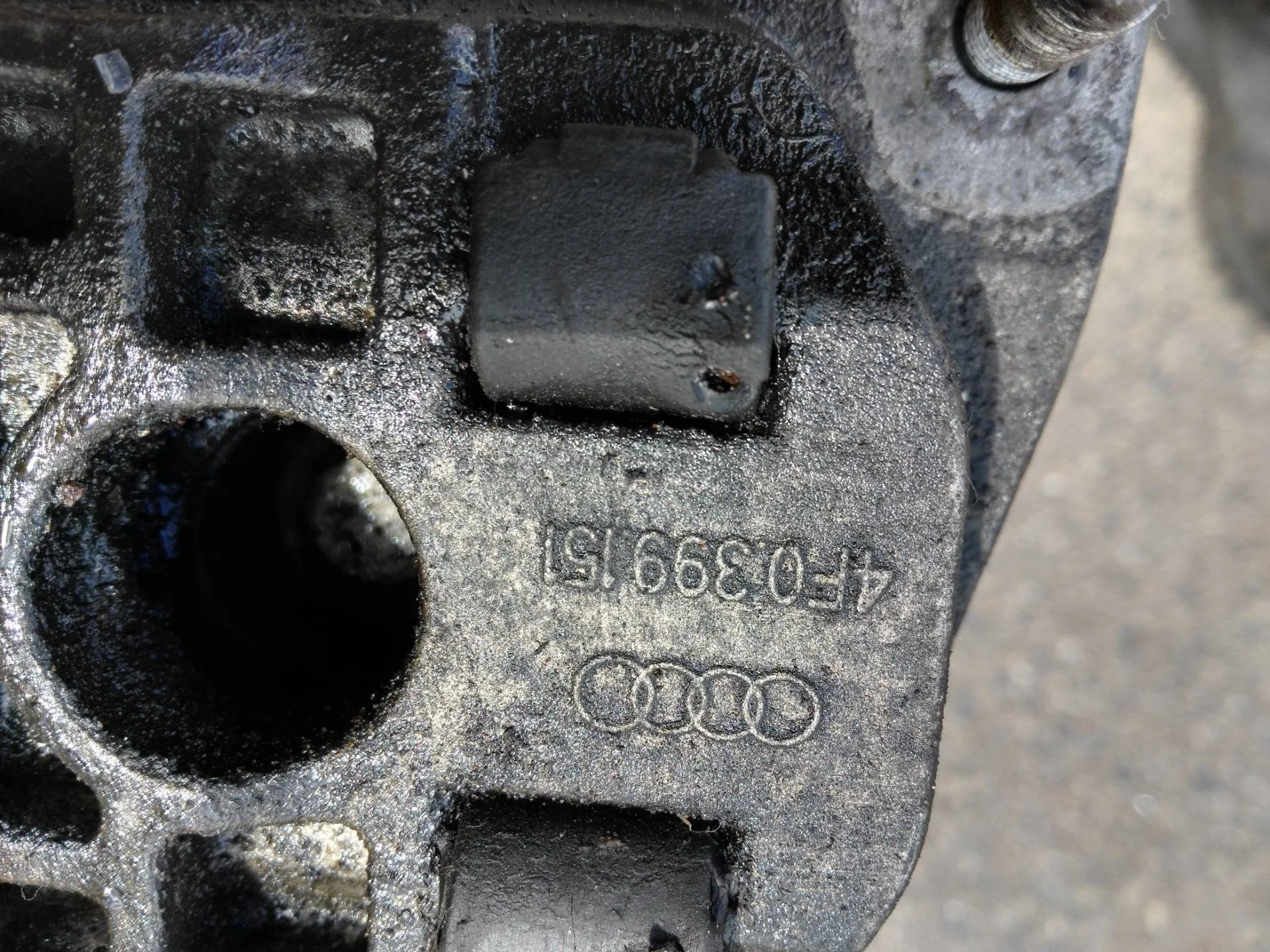 кронштейн коробки (балка кпп) Audi A6  2006