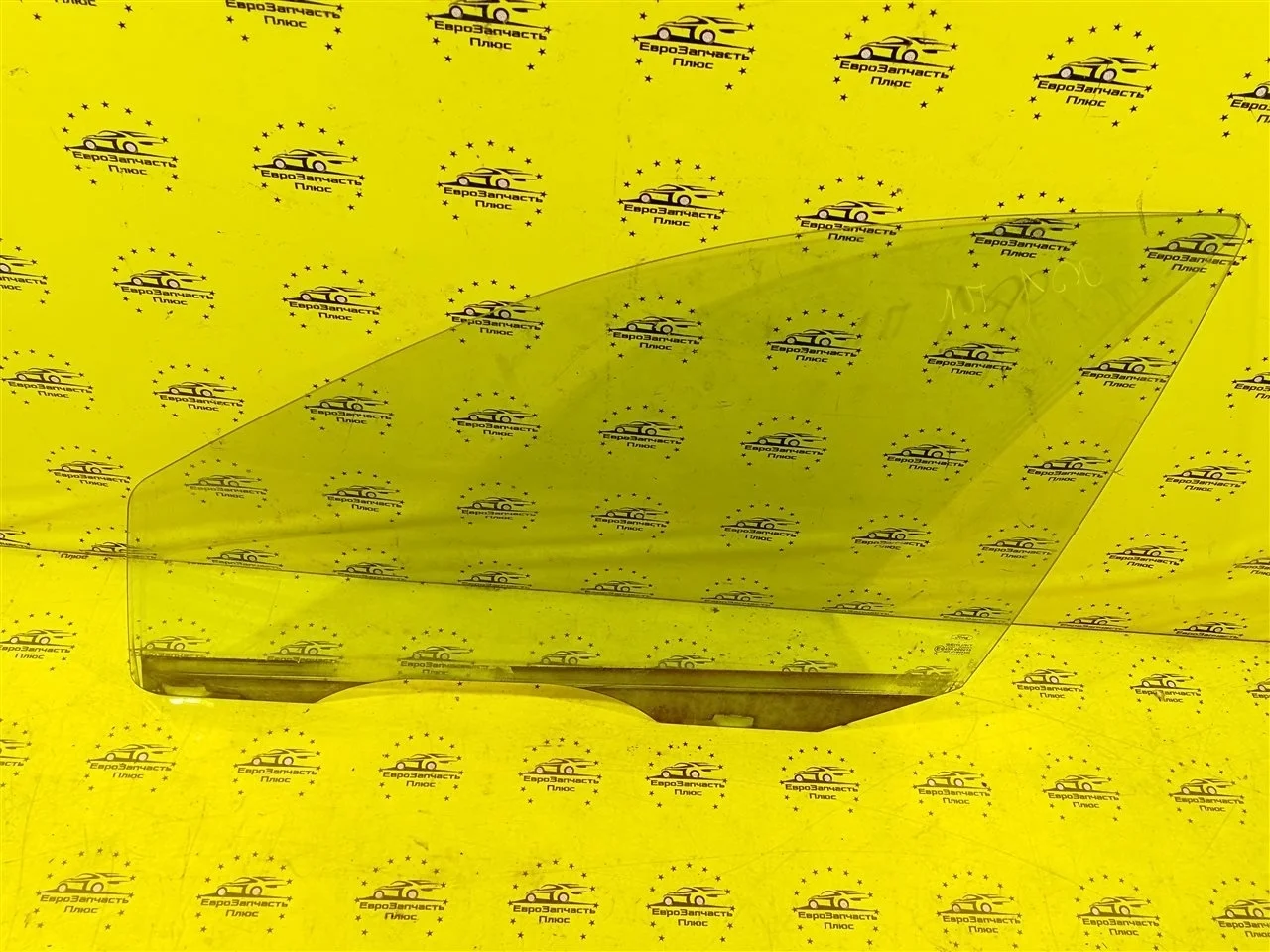 Стекло двери Ford Focus 1 1088905, переднее левое