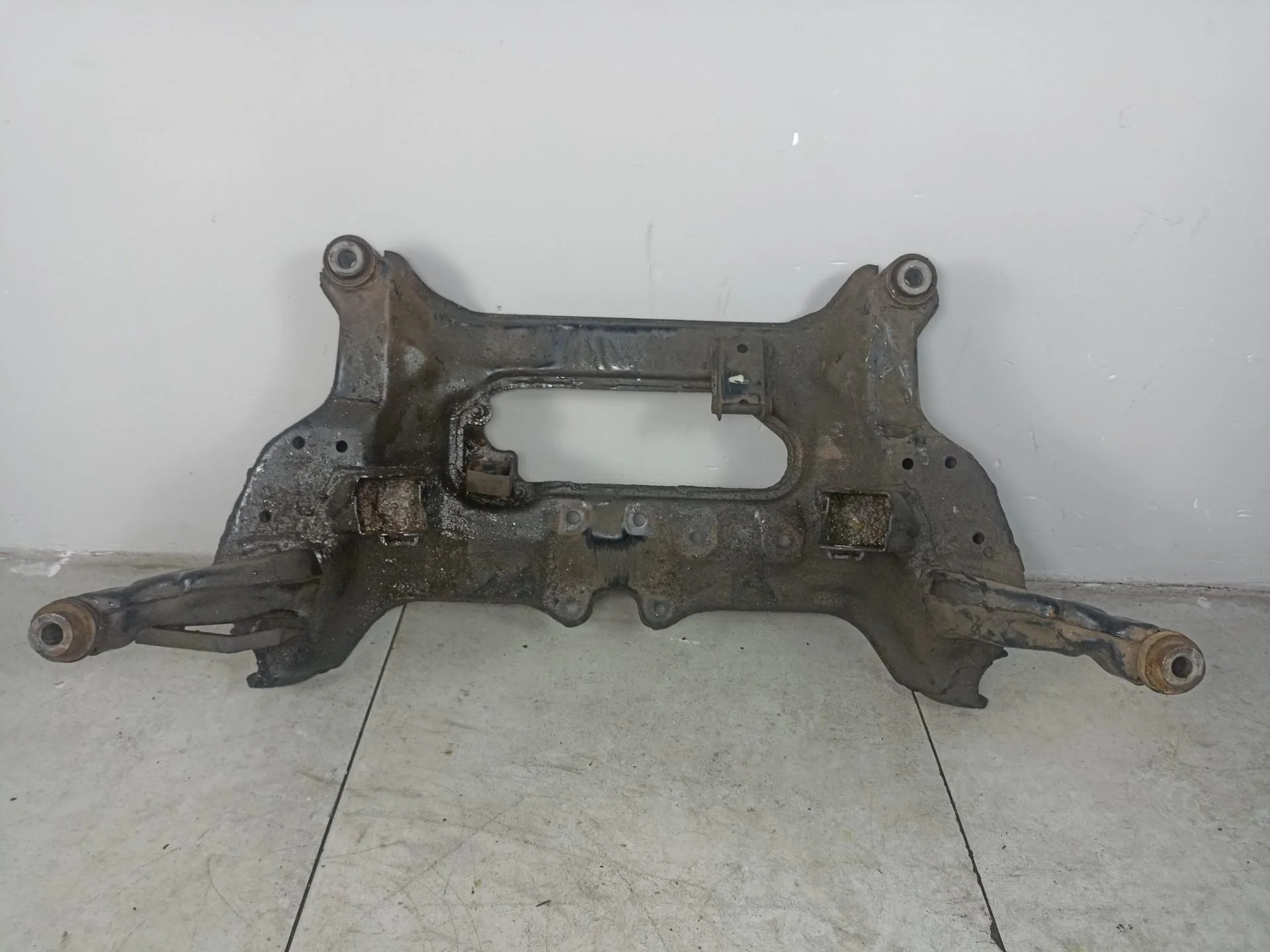 Передняя балка (подрамник) Nissan X-Trail