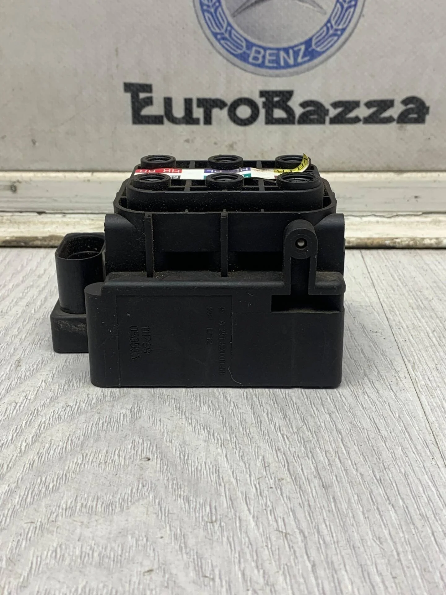 Блок клапанов пневмоподвески  Mercedes W164 W221