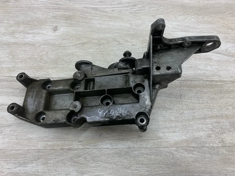 Кронштейн генератора Volvo V70 2005 30757168 УНИВЕРСАЛ D5244T