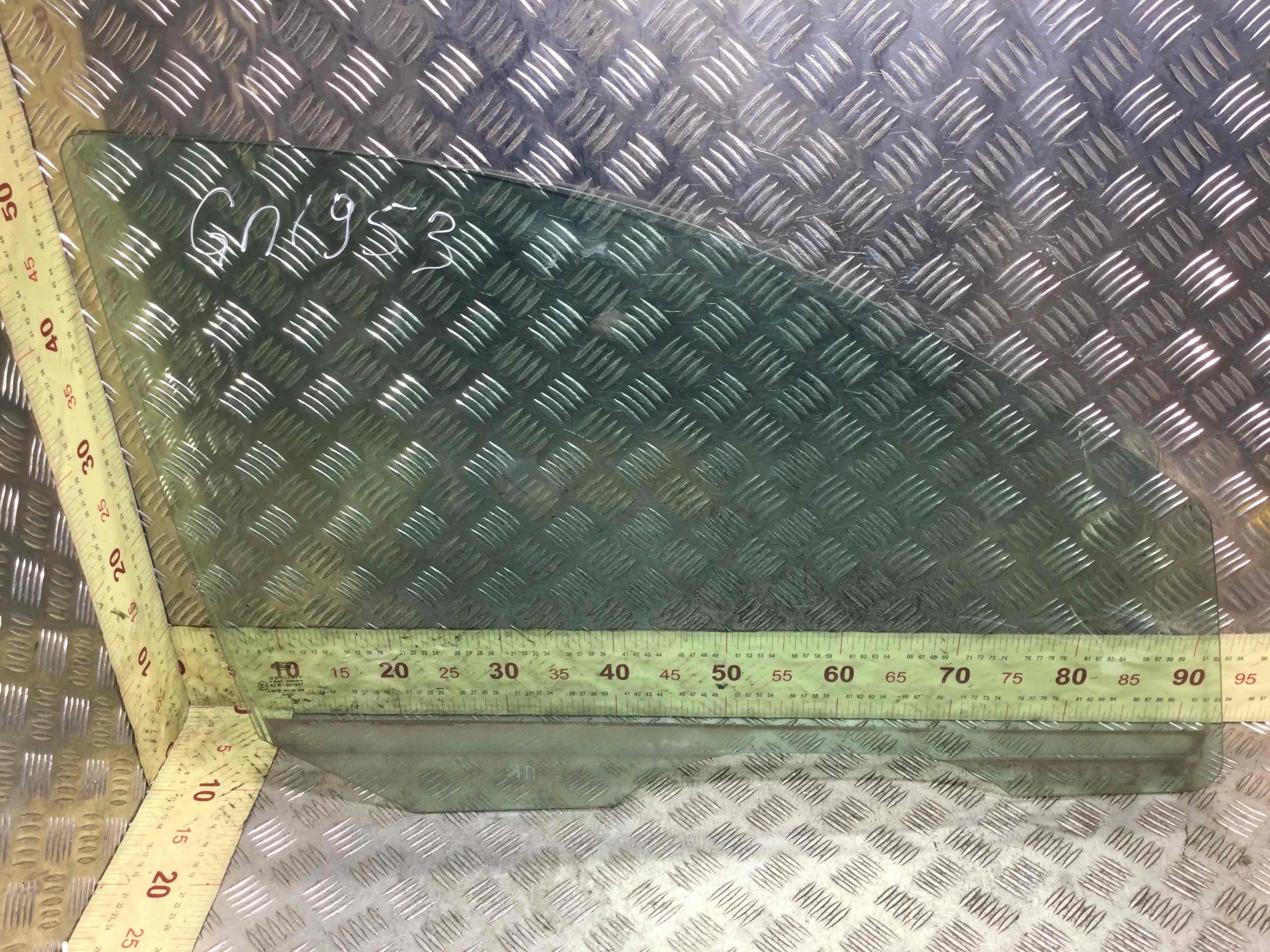 Стекло двери передней правой Ford Focus 1 поколение [рестайлинг] (2001-2005) бензин 1.6 i Механика Универсал