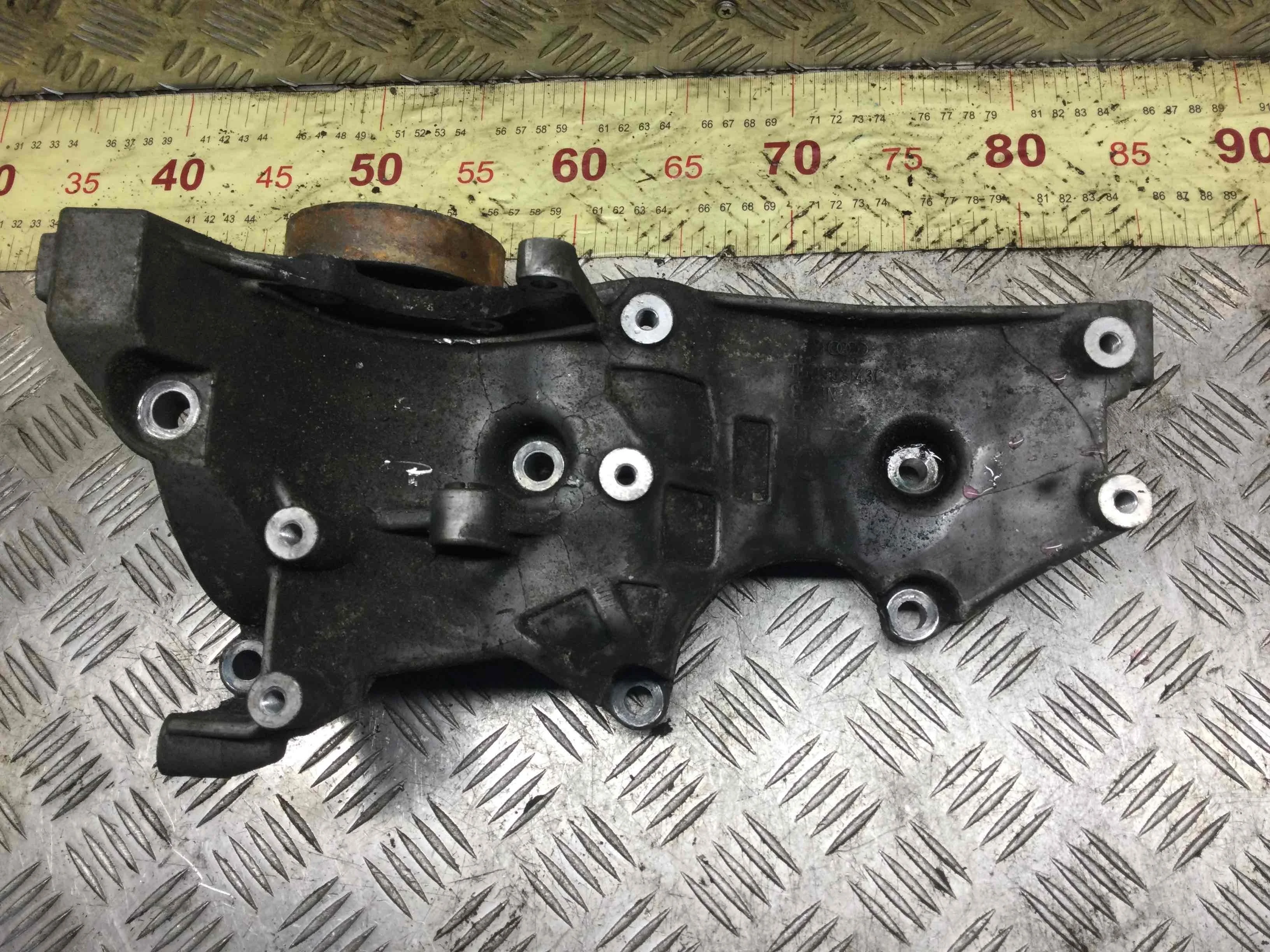 Кронштейн Audi A6 C5/4B (1997-2004) бензин 2.0 i Механика Седан