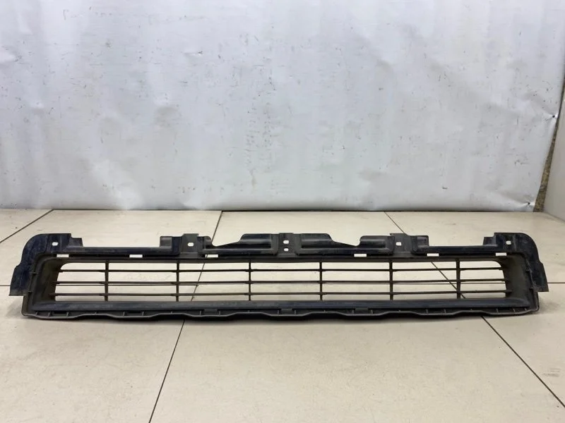 Решетка в бампер центральная Toyota Land Cruiser