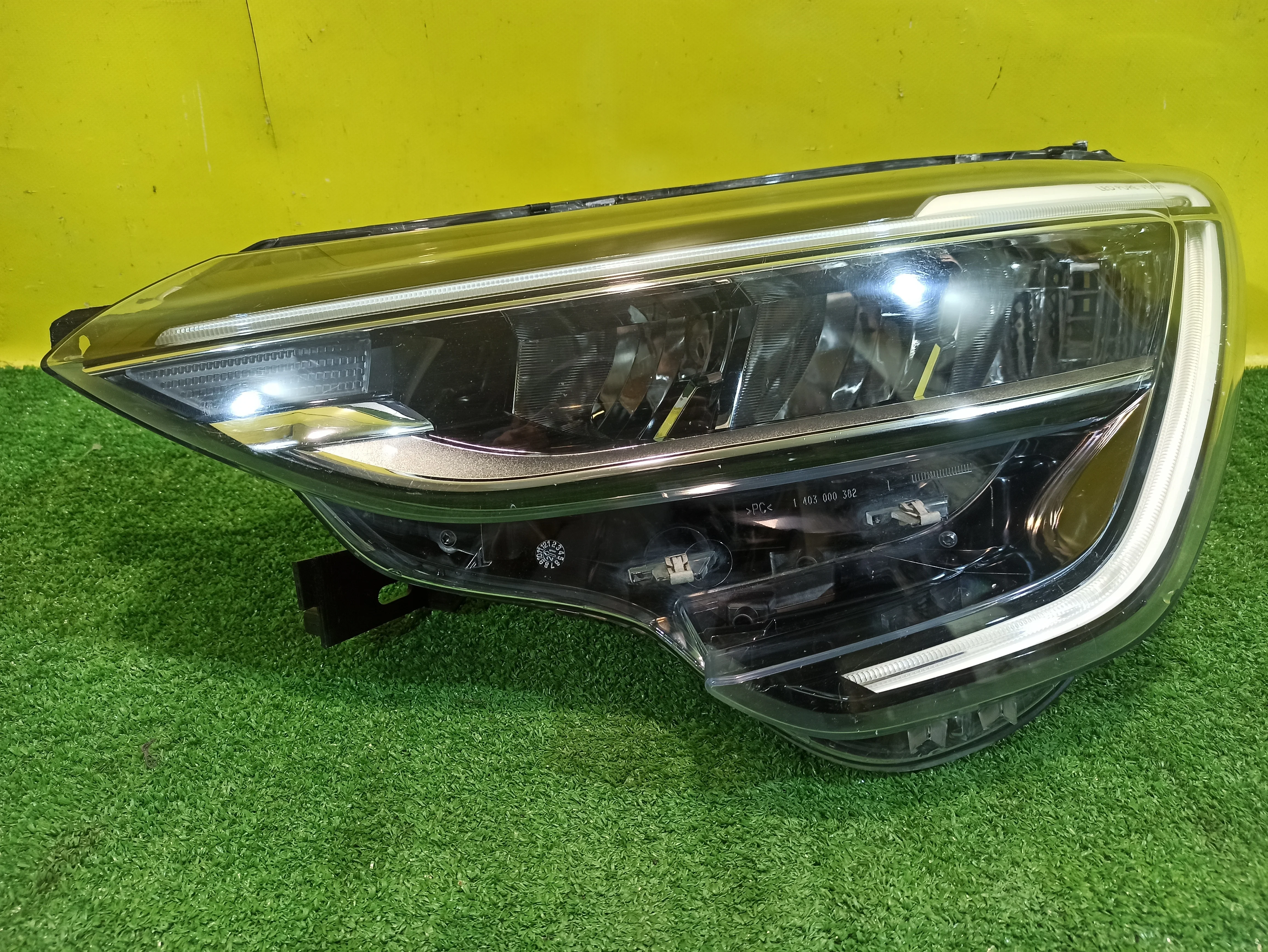 Фара левая LED  Renault Arkana 2018 260605885R 32702