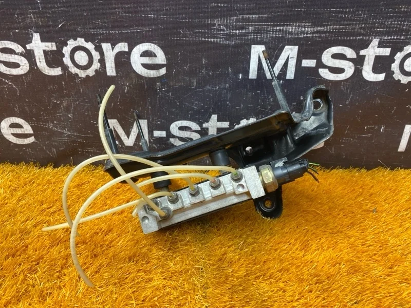 Блок клапанов пневмоподвески Mercedes-Benz S-Class 2002 A2203200258 W220 112.944