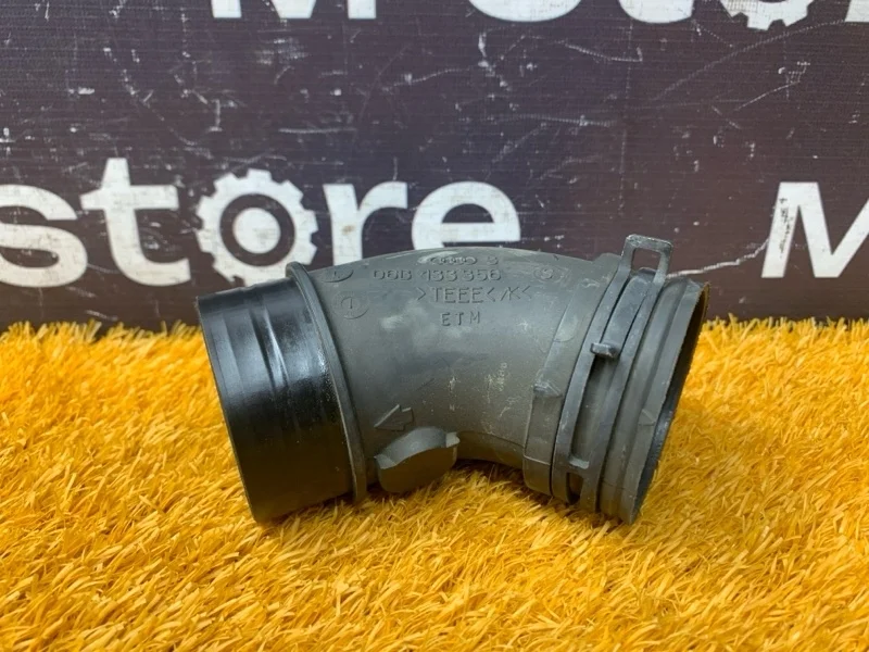 Патрубок воздушного фильтра Audi A4 2008 06B133356S B7/8E ALT