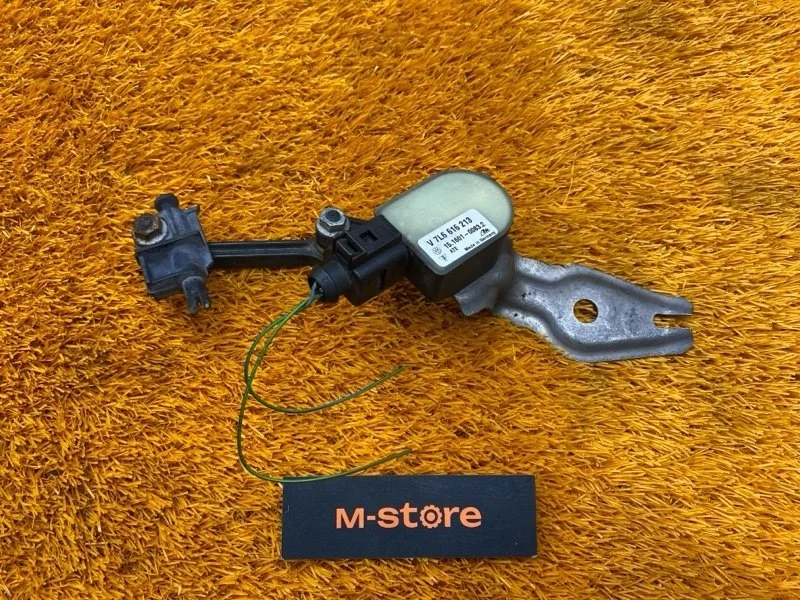 Датчик высоты дорожного просвета Audi Q7 7L6616213 4L, передний