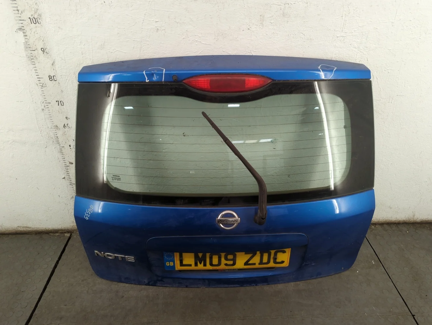 Крышка (дверь) багажника Nissan Note E11 2005-2013 КПП 5-ст.мех.(МКПП) CR14DE Бензин 1.4 л Инжектор