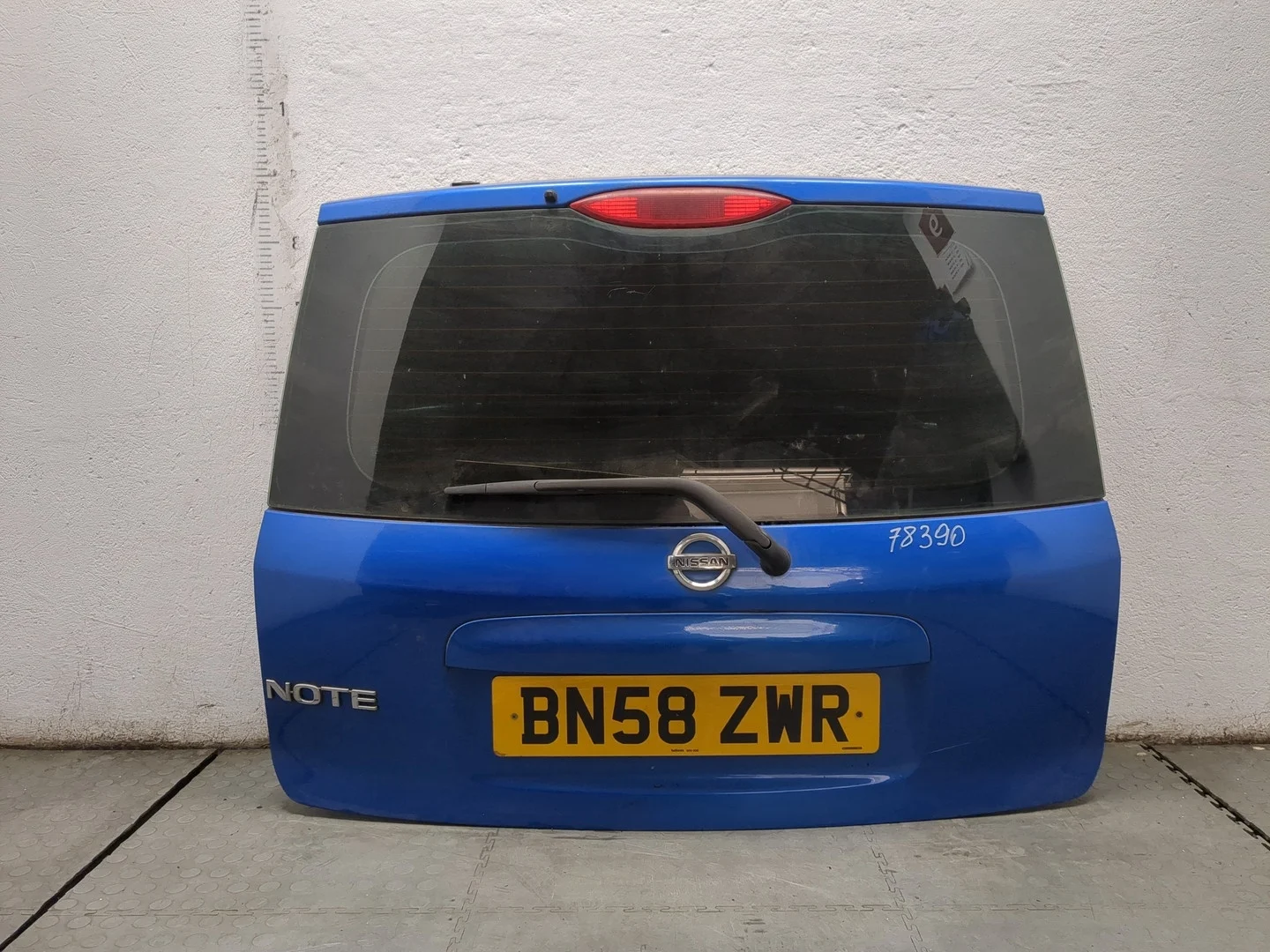 Крышка (дверь) багажника Nissan Note E11 2005-2013 КПП 5-ст.мех.(МКПП) CR14DE Бензин 1.4 л Инжектор