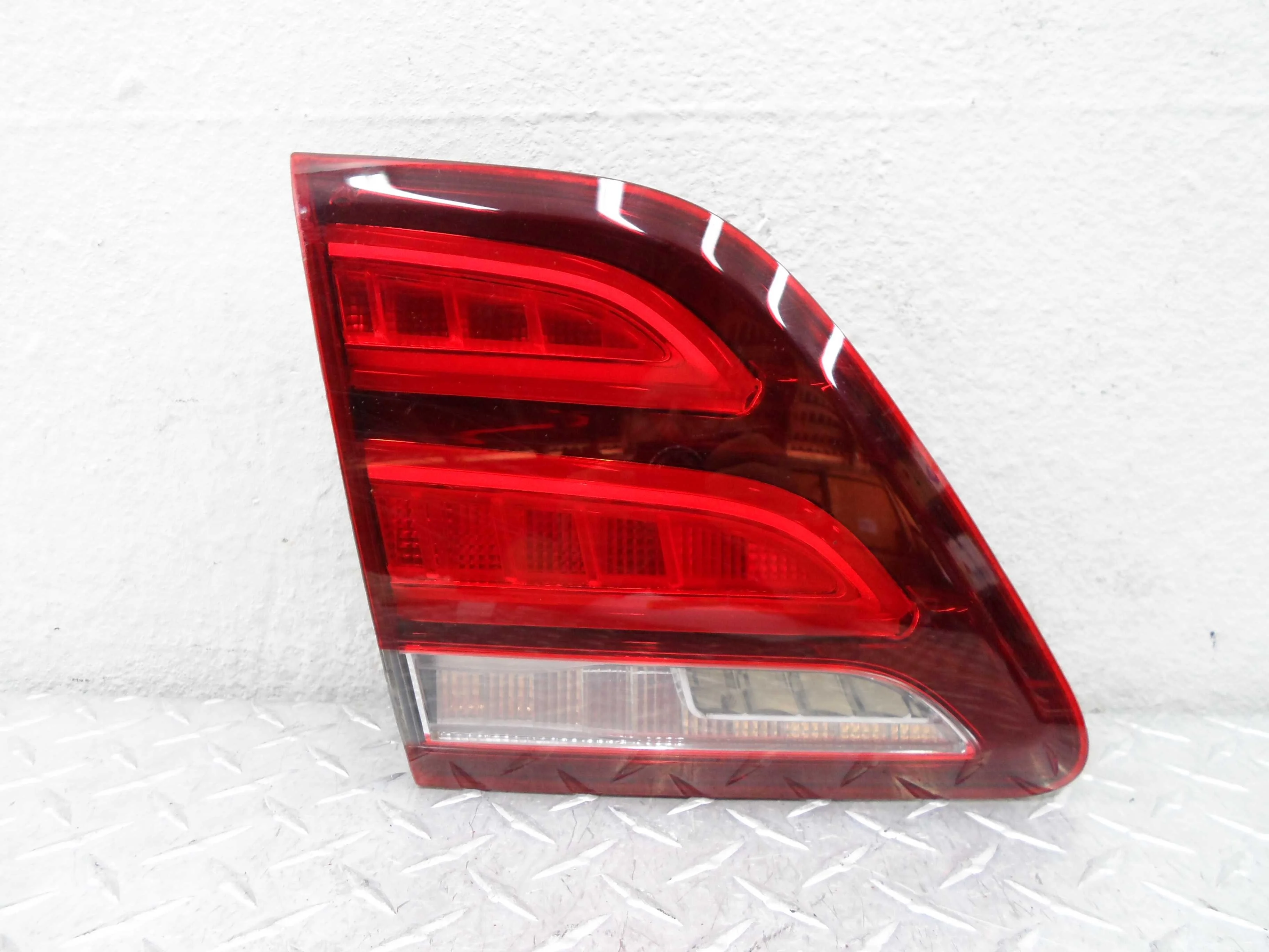 Фонарь крышки левый Mercedes GLE (W166) 2015 - 2019 бензин 3.5 Автомат