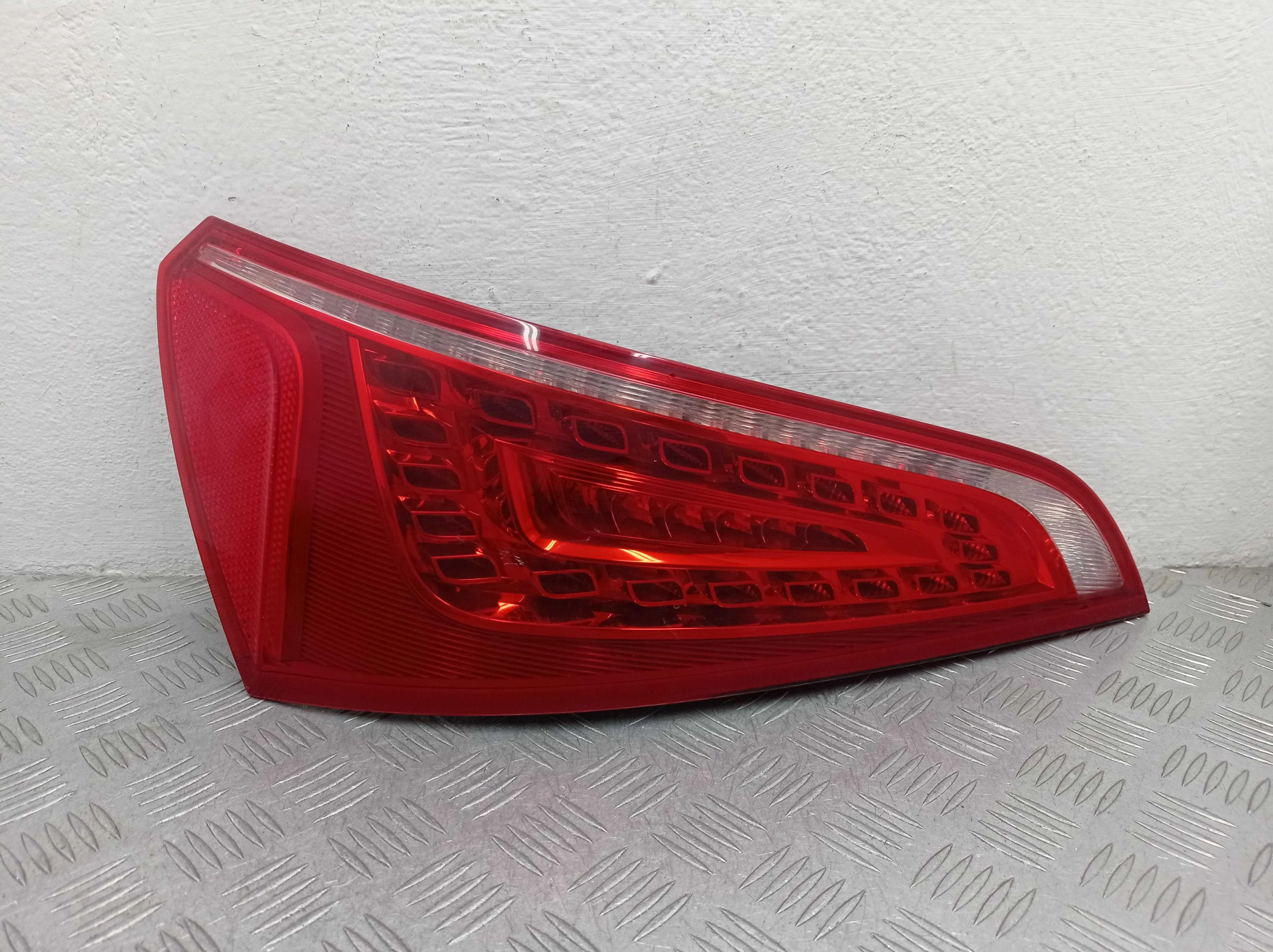 Фонарь крышки левый Audi Q5 (8R) 2008 - 2012 бензин 3.2 Автомат