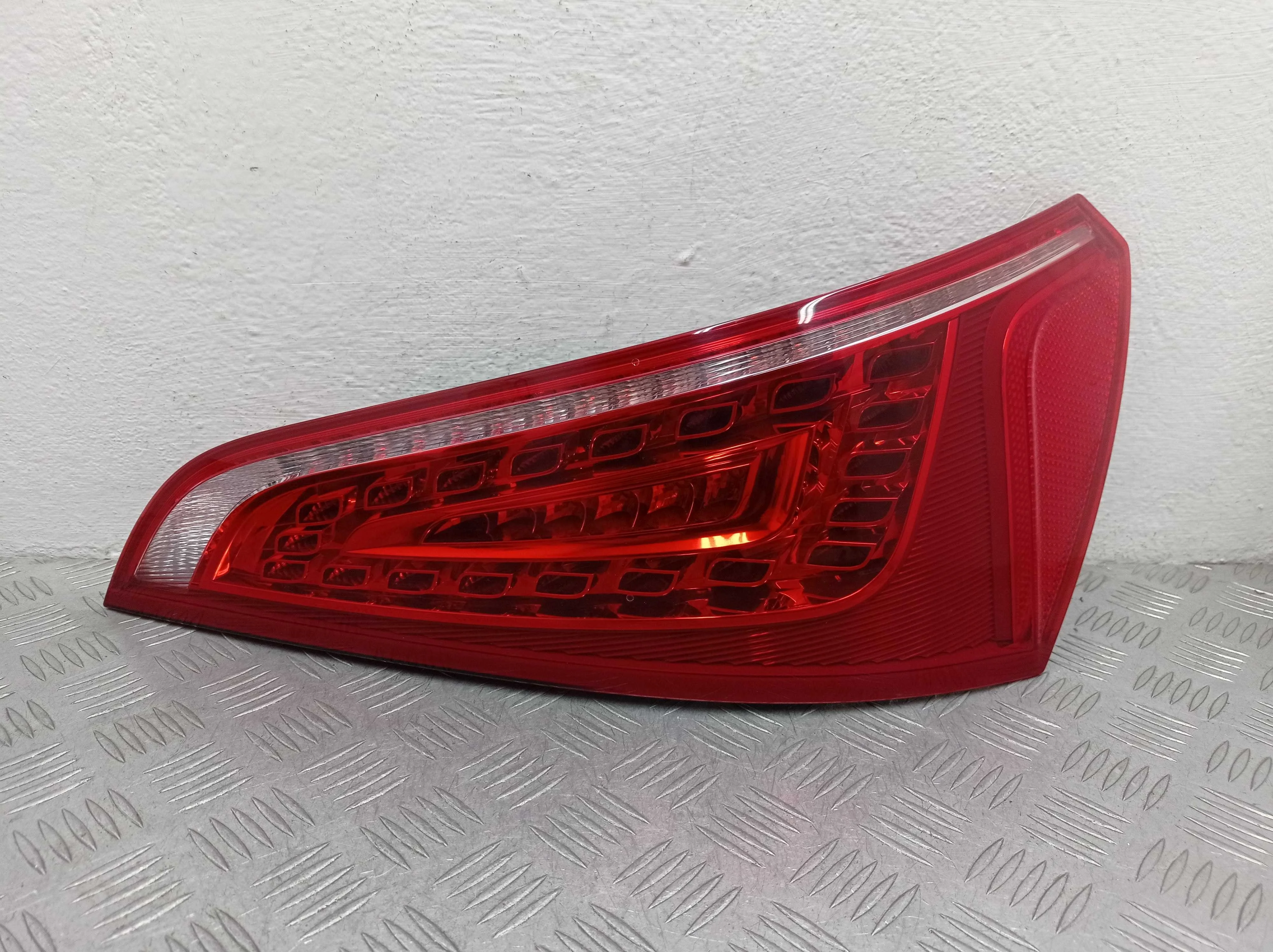 Фонарь крышки правый Audi Q5 (8R) 2008 - 2012 бензин 3.2 Автомат