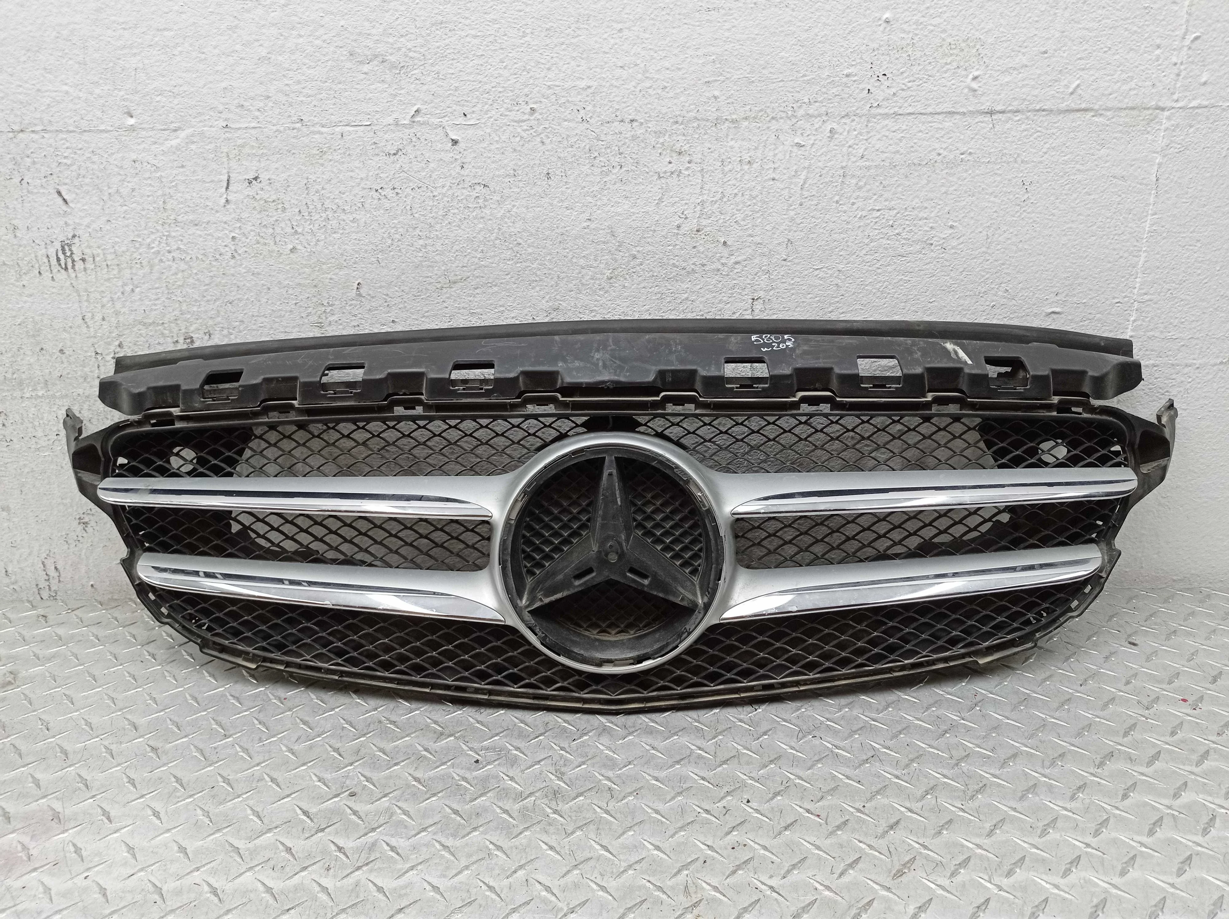 Решетка радиатора Mercedes C-Klasse (W205) 2014 - 2018 бензин 2.0 Автомат
