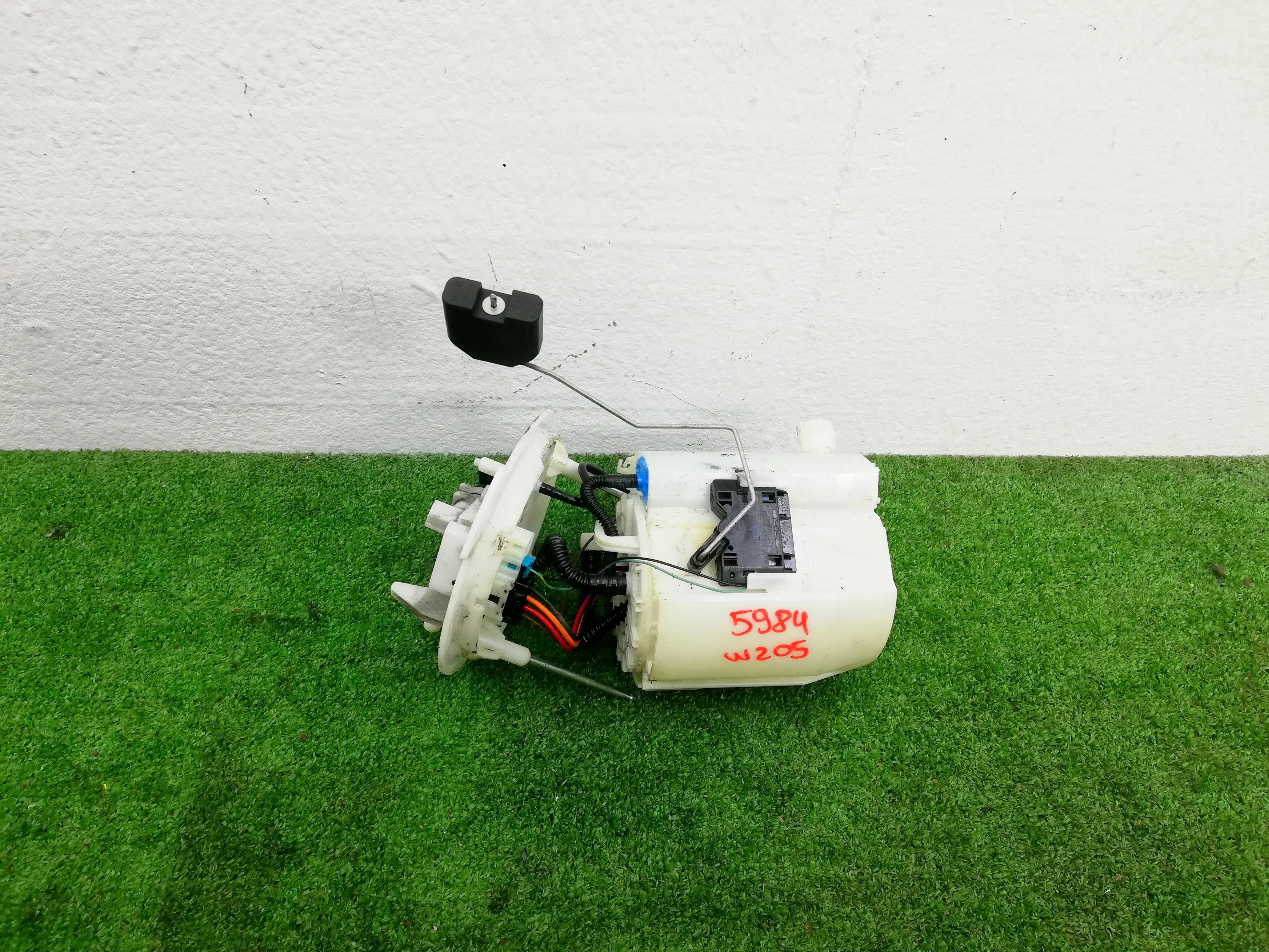 Насос топливный Mercedes C-klasse (W205)Рестайлинг 2018 - 2021 бензин 2.0 Автомат