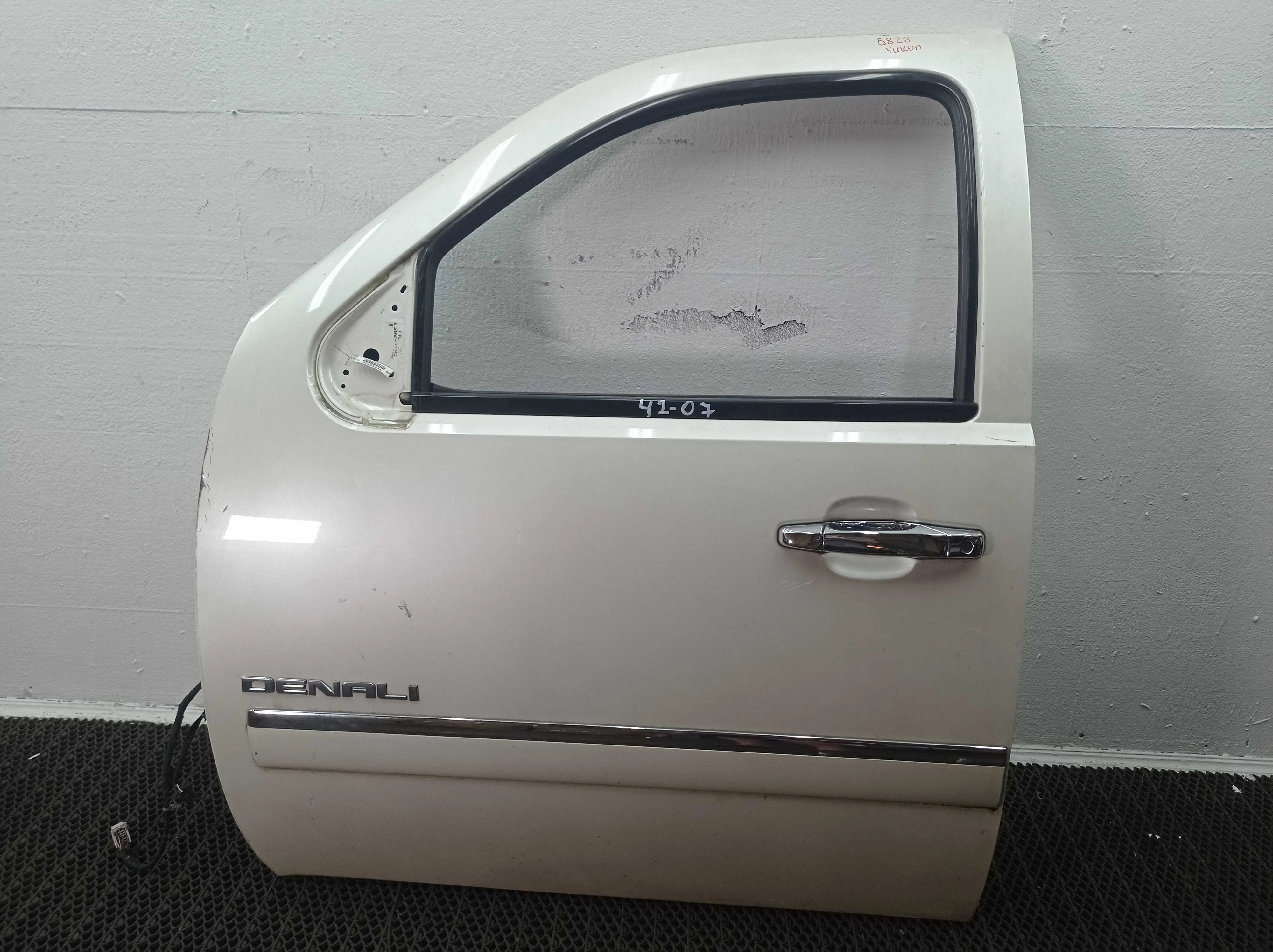 Дверь передняя левая GMC Yukon III (GMT900) 2006 - 2014 бензин 6.2 Автомат