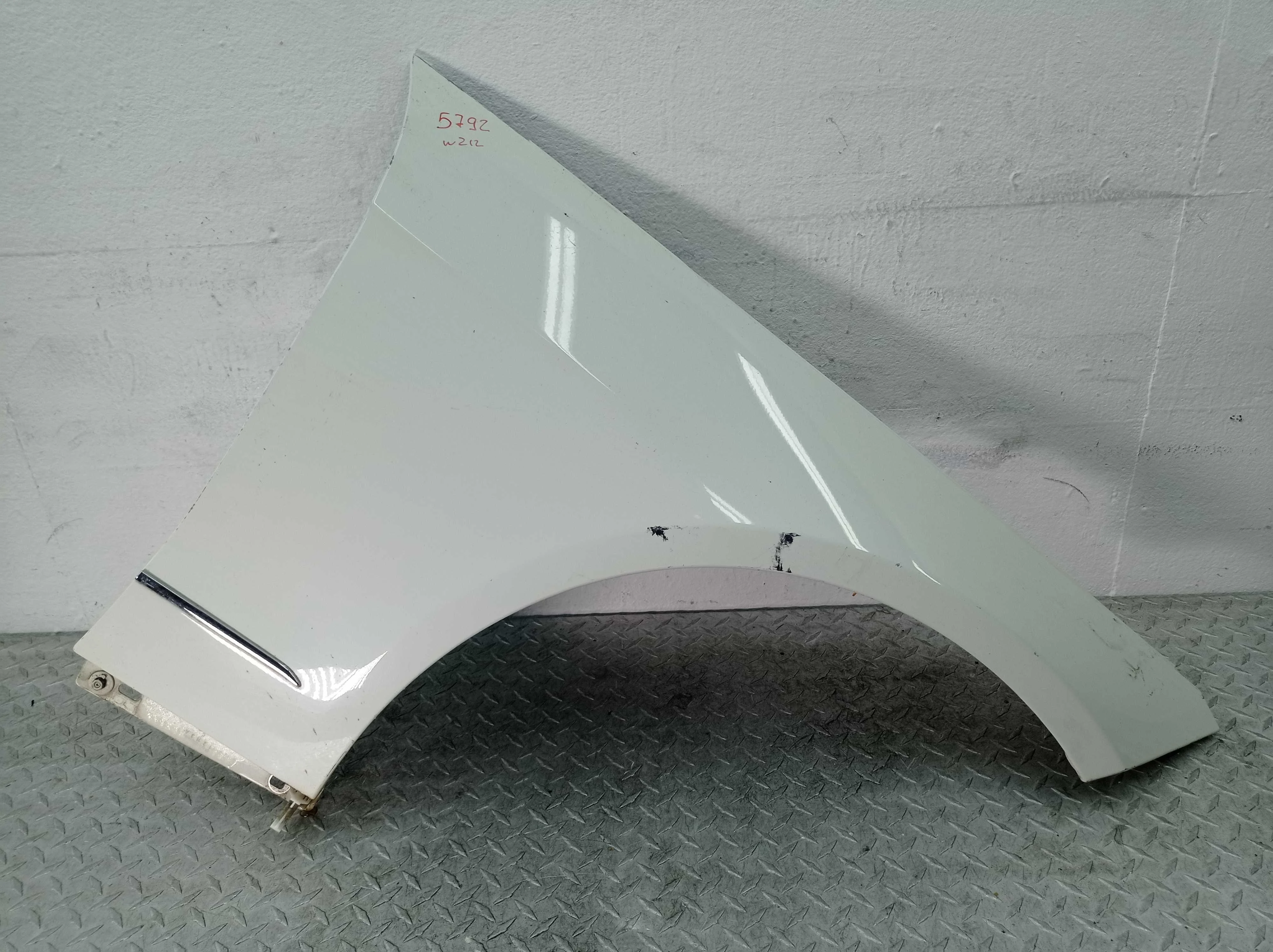 Крыло правое Mercedes E-klasse (W212) 2009 - 2013 бензин 3.5 Автомат