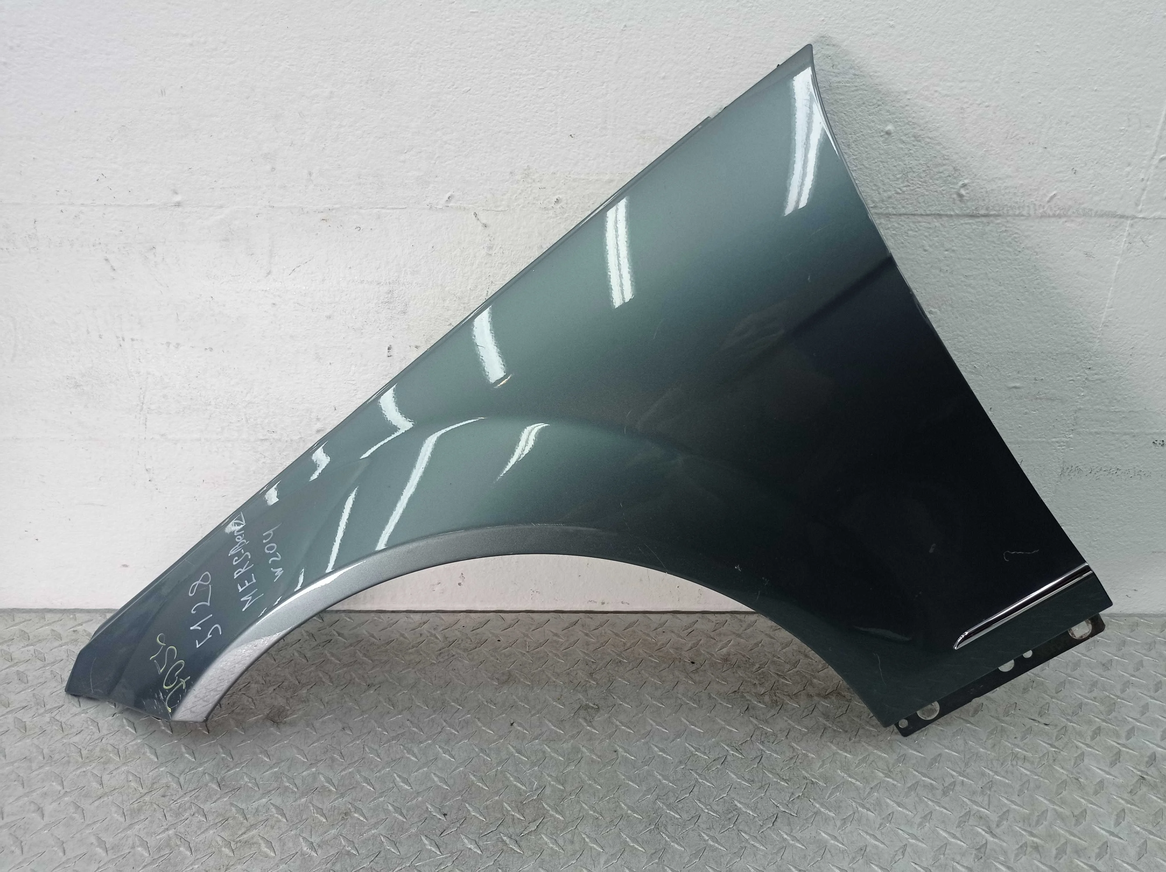 Крыло левое Mercedes C-klasse (W204)Рестайлинг 2011 - 2014 бензин 3.0 Автомат