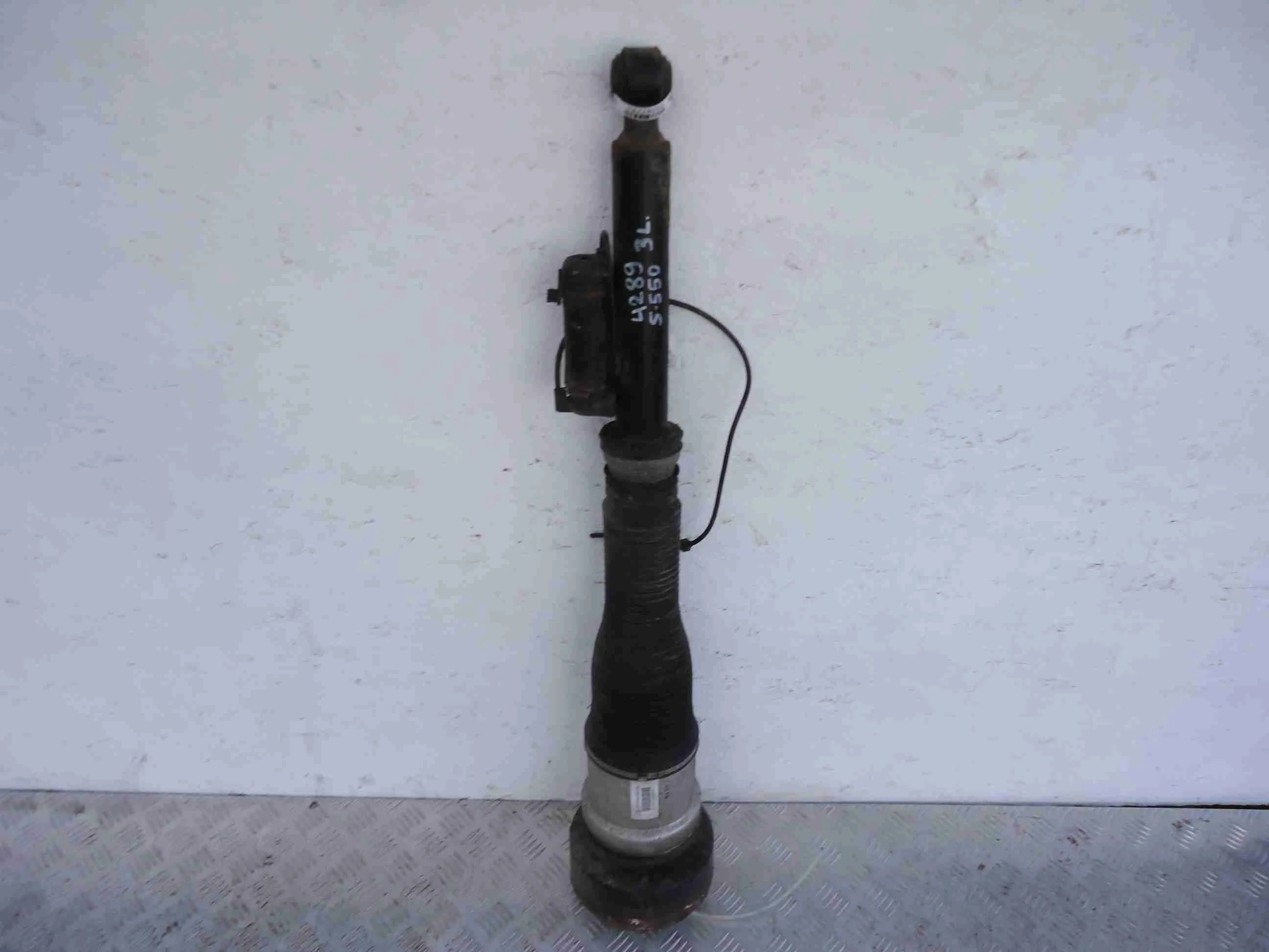 Амортизатор задний левый Mercedes S-klasse (W221) Рестайлинг 2009 - 2013 бензин 5.5 Автомат