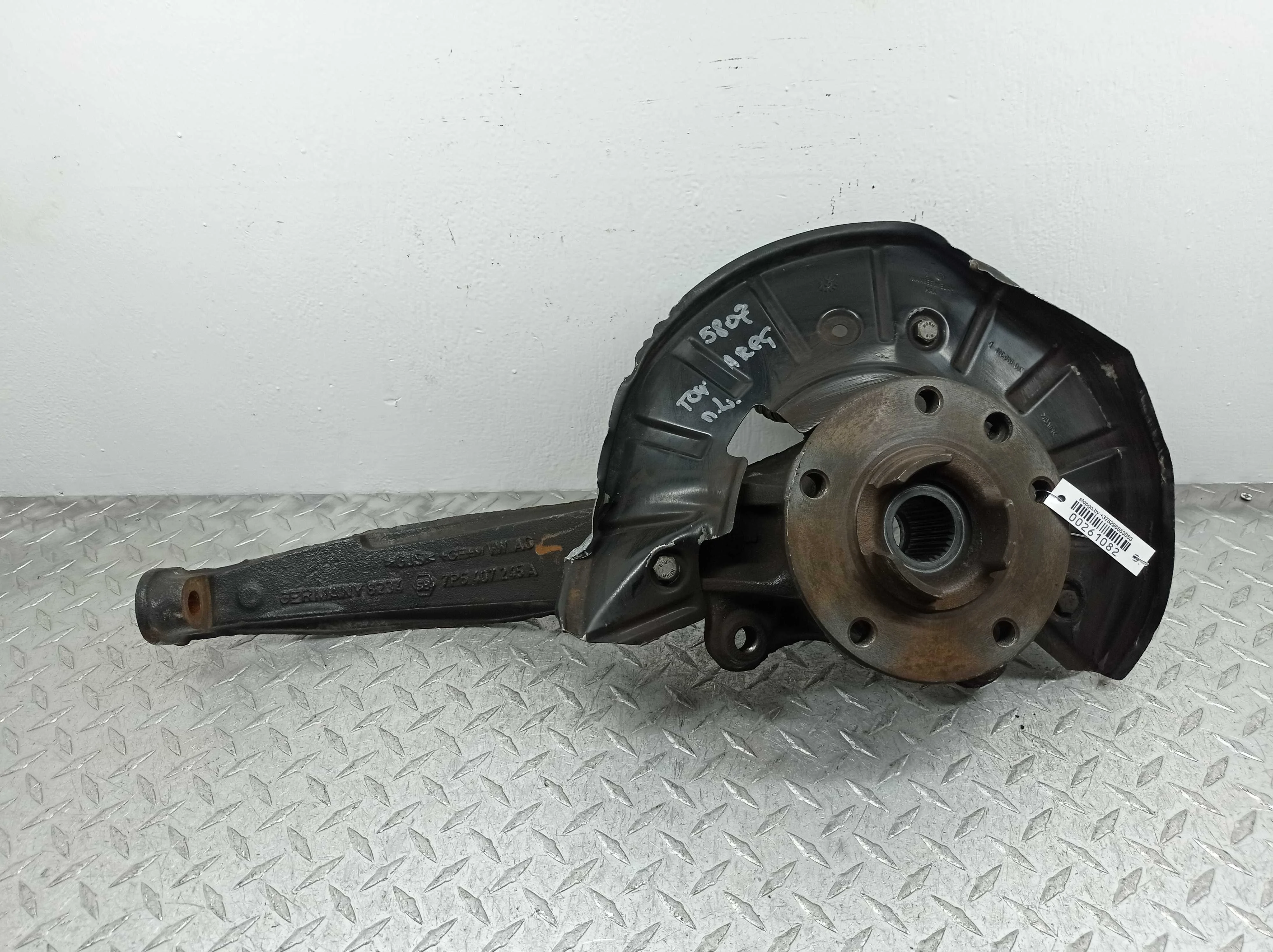 Кулак поворотный левый Volkswagen Touareg II (7P) 2010 - 2014 бензин 3.6 Автомат