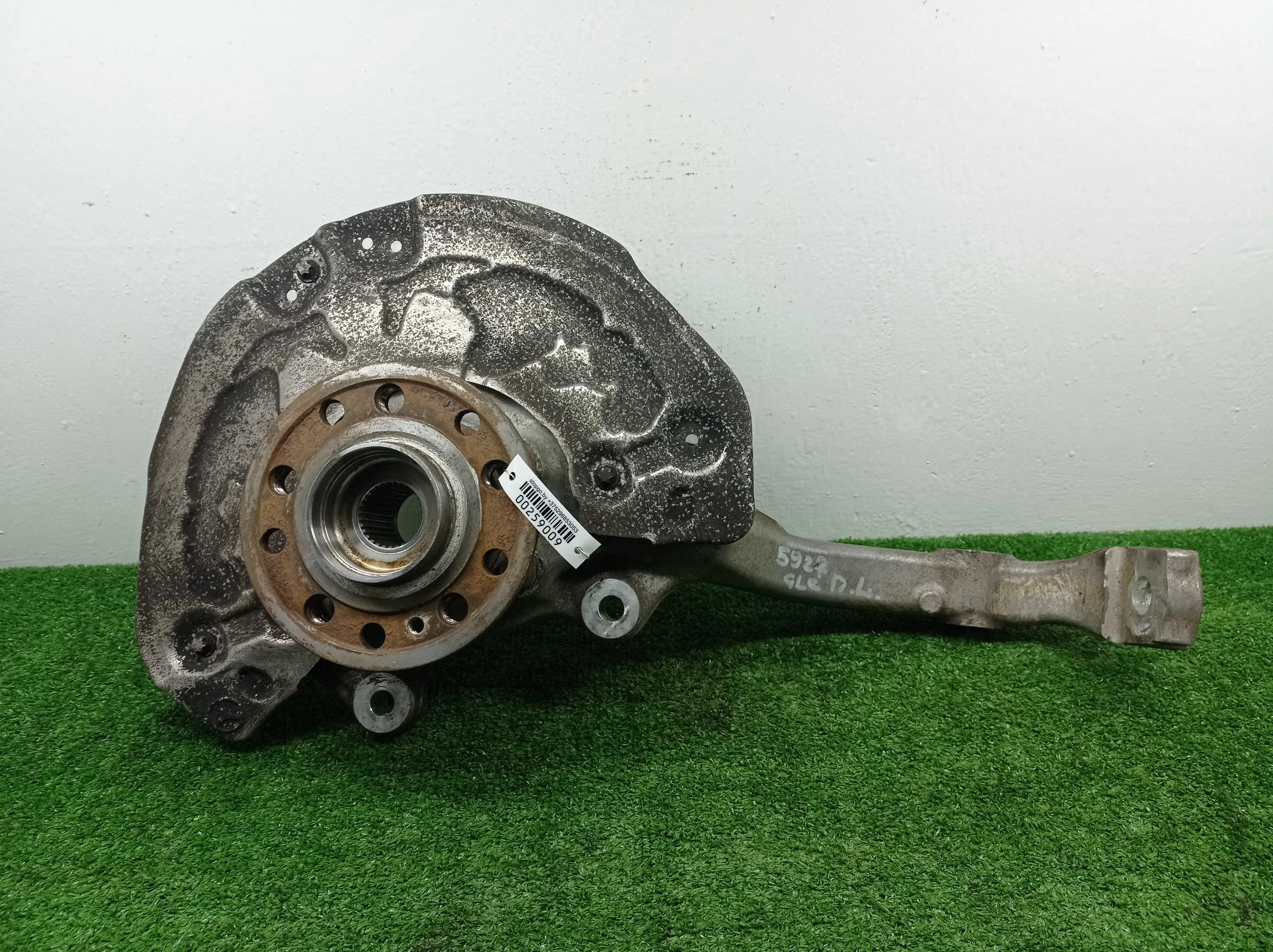 Кулак поворотный левый Mercedes GLC (X253) Рестайлинг 2019 - 2023 бензин 2.0 Автомат