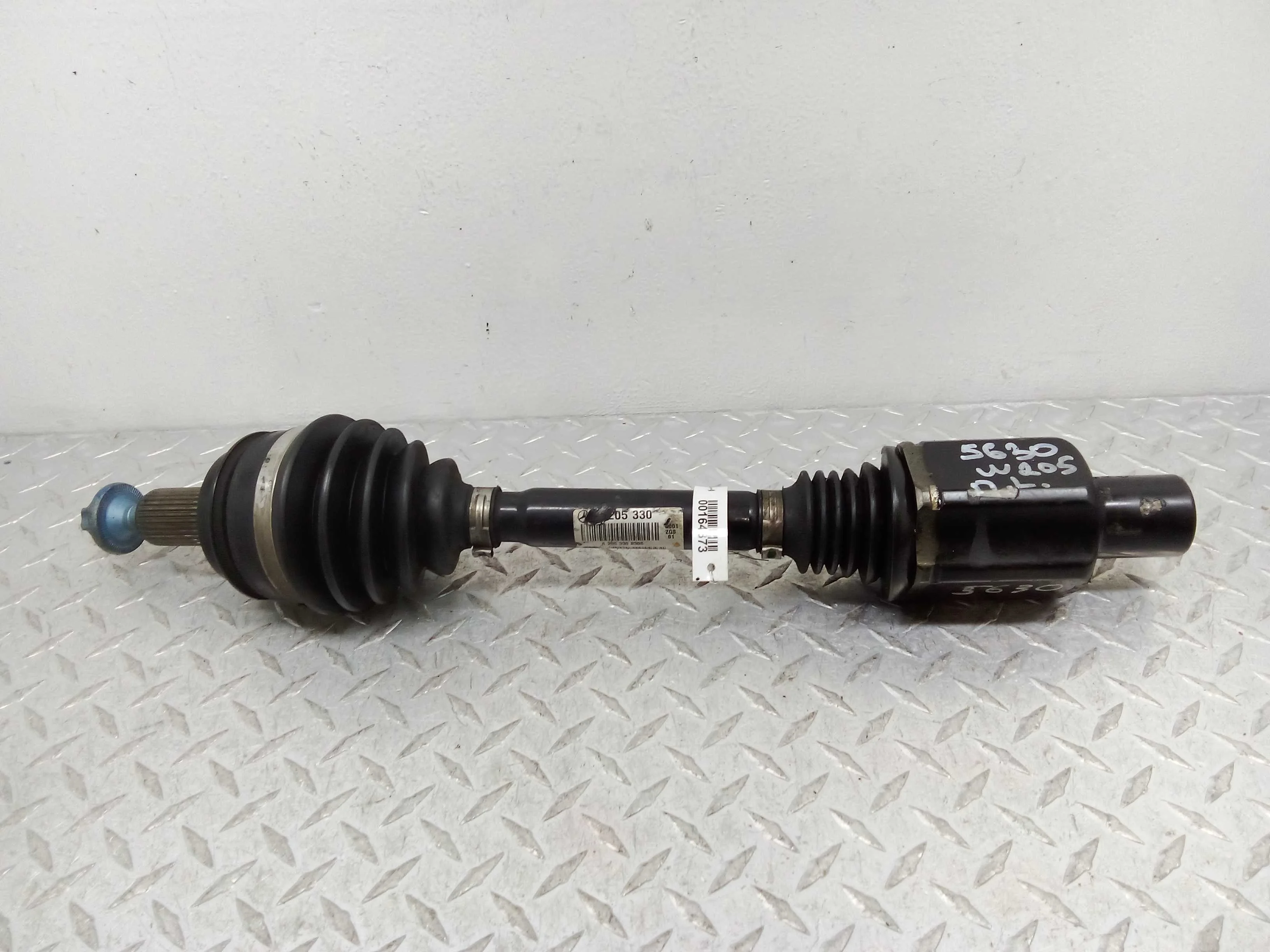 Полуось передняя левая Mercedes C-Klasse (W205) 2014 - 2018 бензин 2.0 Автомат