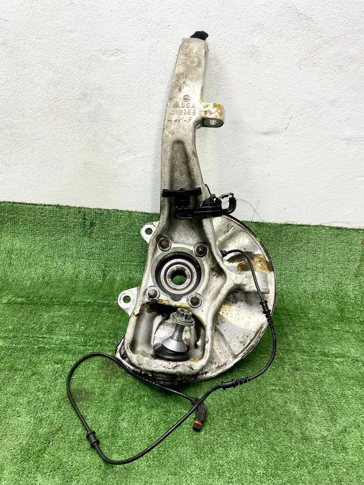 Кулак поворотный левый Mercedes GLS (X166) 2015 - 2019 дизель 3.5 Автомат