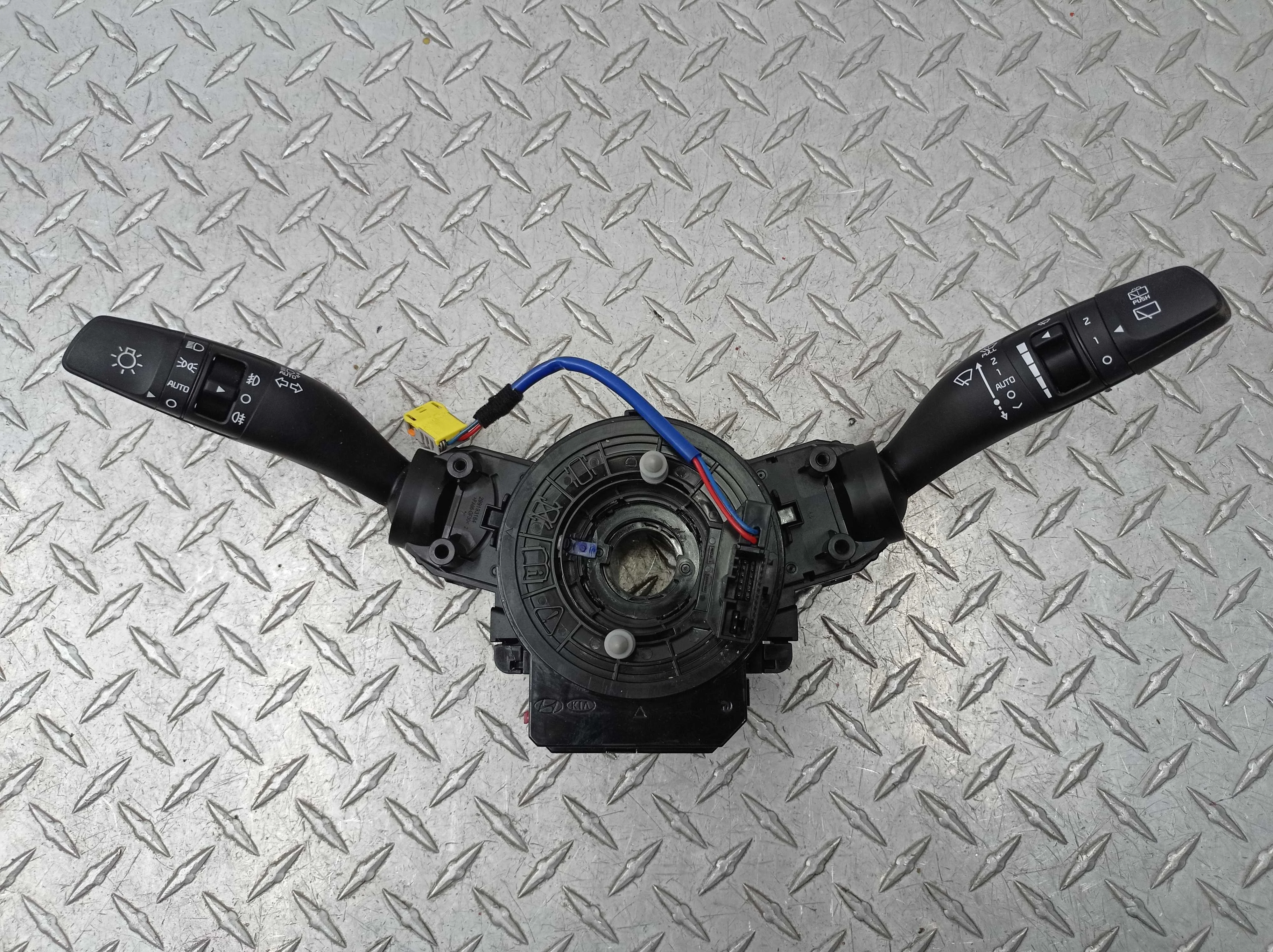 Переключатель подрулевой (стрекоза) Kia Sorento III (UM) Рестайлинг 2017 - 2020 дизель 2.2 Автомат