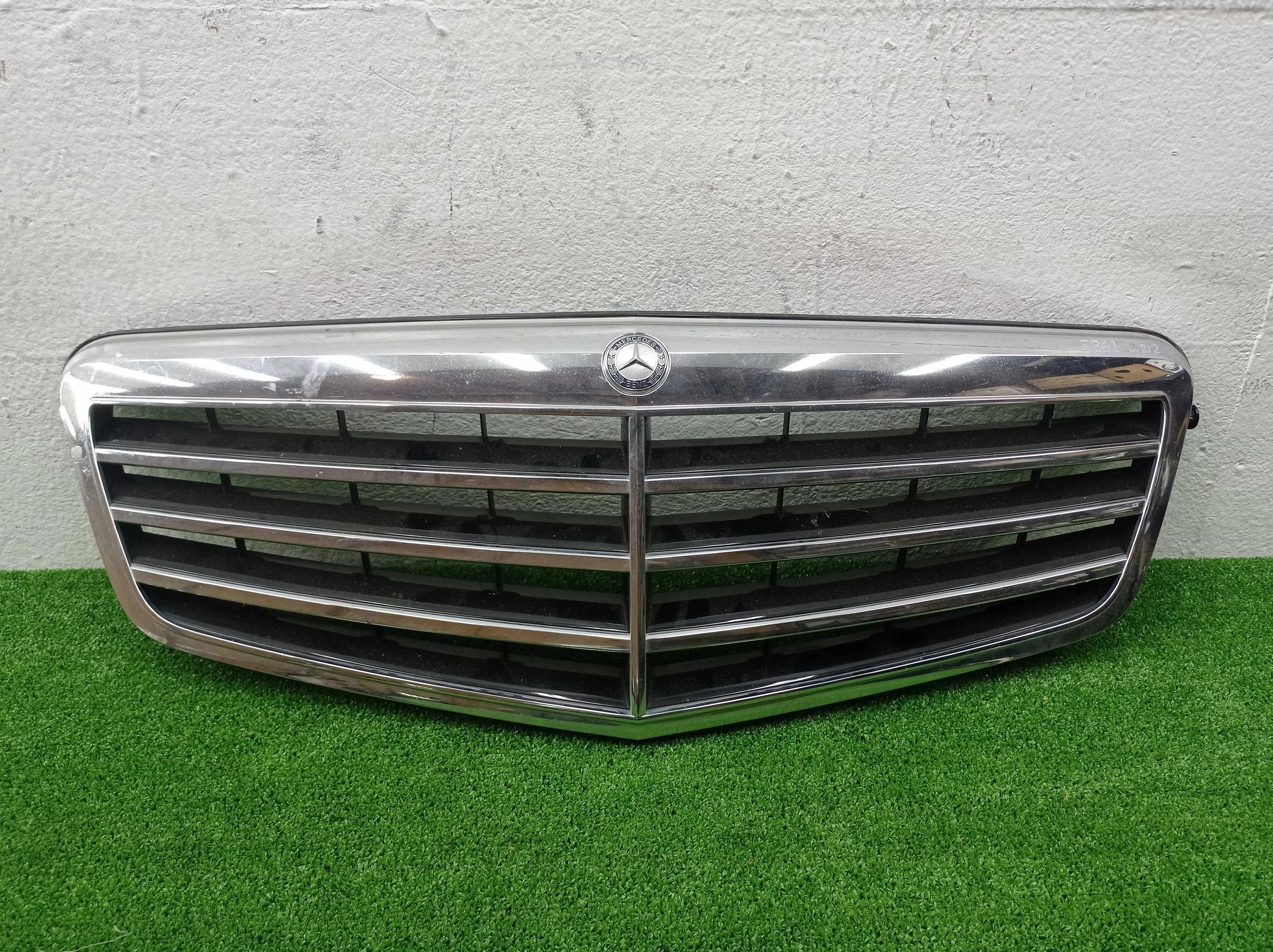 Решетка радиатора Mercedes E-klasse (W212) Рестайлинг 2013 - 2016 дизель 2.2 Автомат