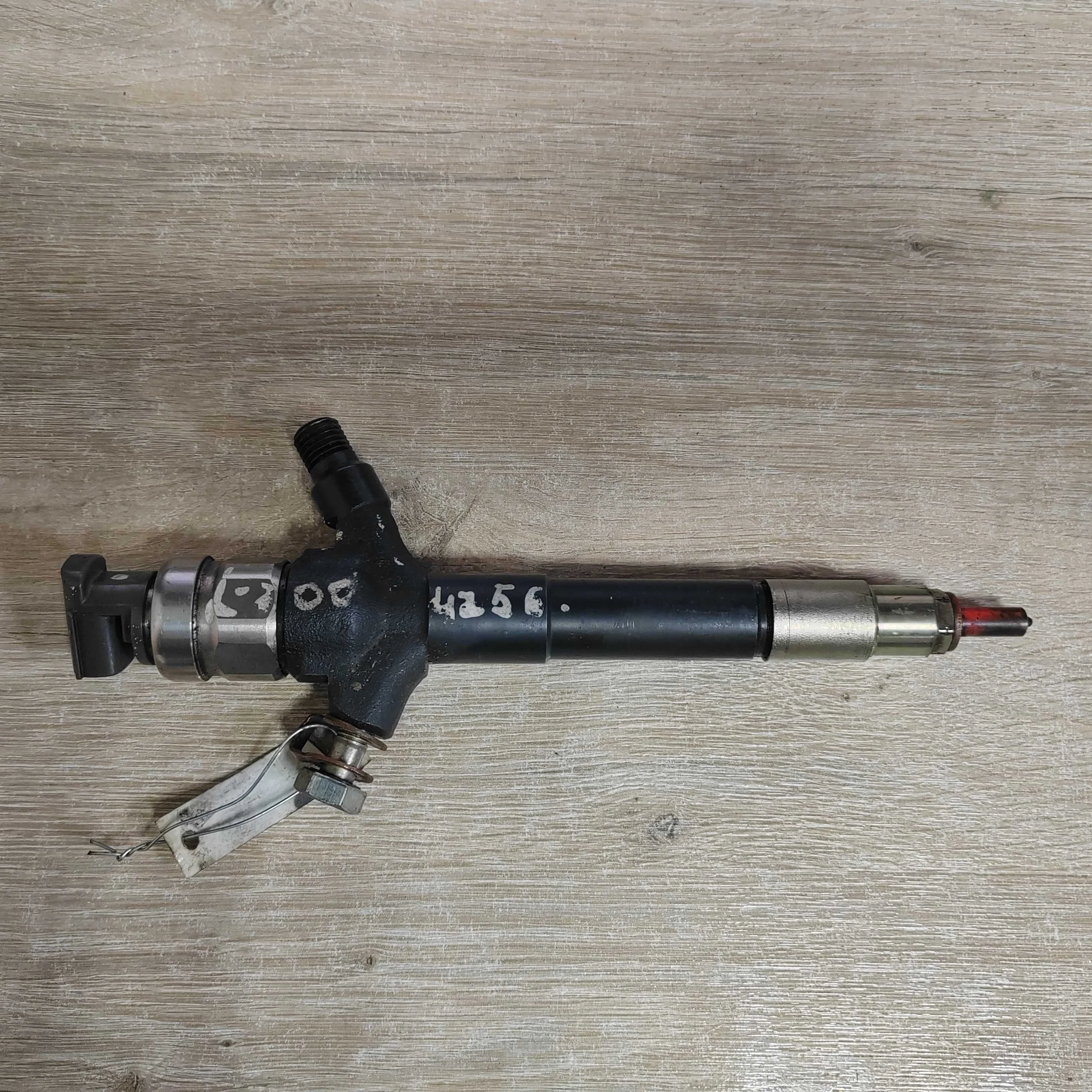 Форсунка топливная Mitsubishi L200 IV 2005 - 2015 дизель 2.5 Автомат