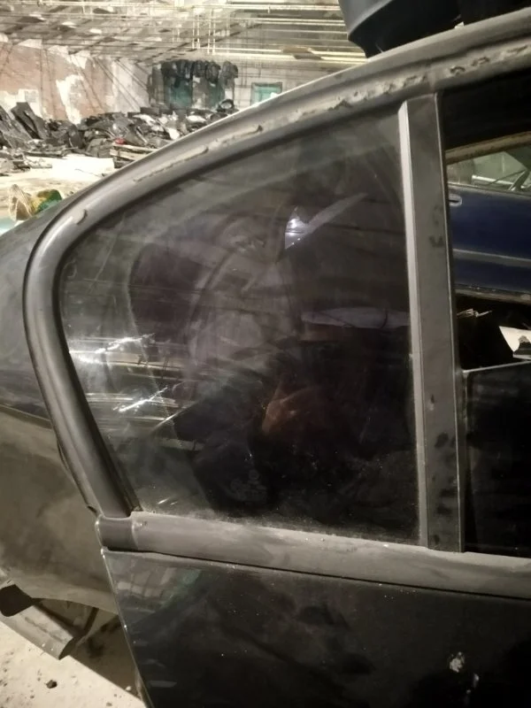 Форточка двери задняя правая Volkswagen Passat