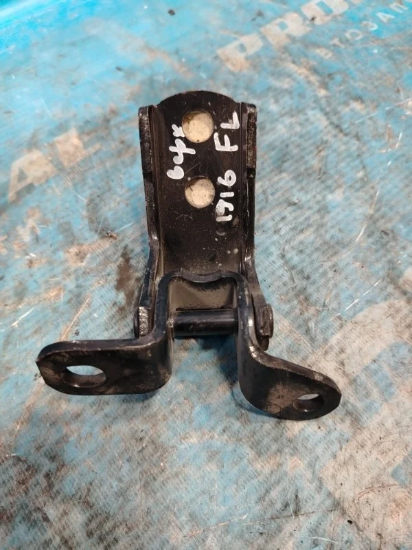 Петля двери передняя левая Toyota Avensis