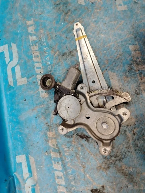 Моторчик стеклоподъемника задний левый Toyota RAV4