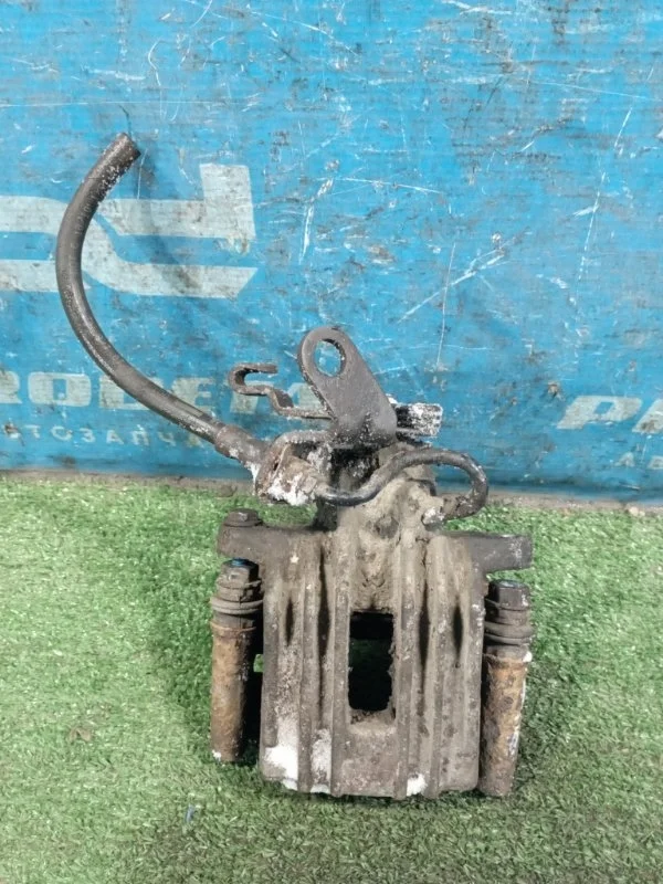 Суппорт тормозной задний правый Volkswagen Golf