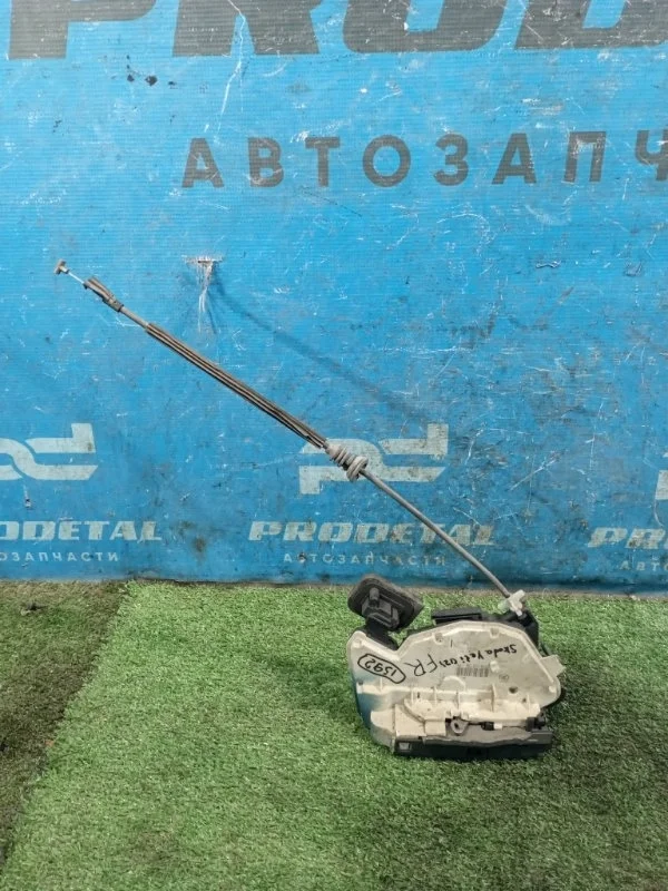 Замок двери передний правый Skoda Yeti 2009-2018