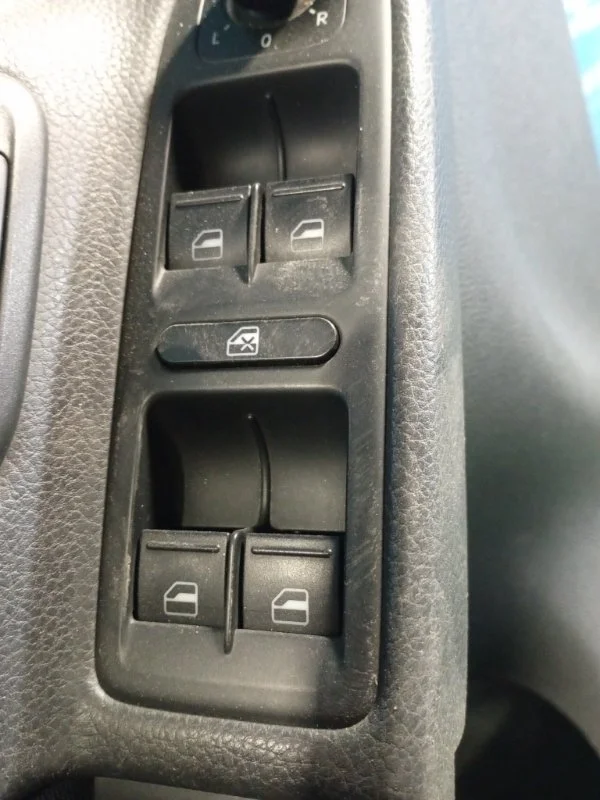 Блок управления стеклоподъемниками передний левый