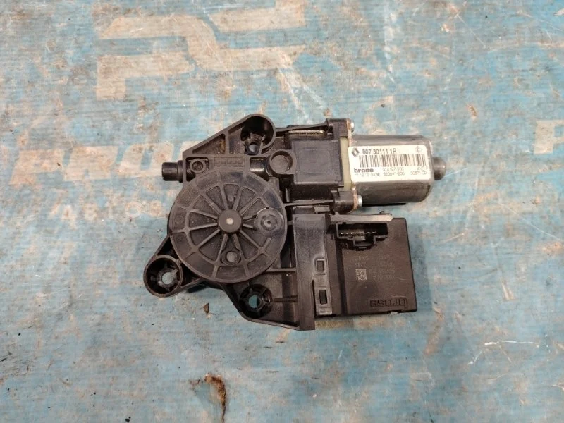 Моторчик стеклоподъемника передний правый Renault