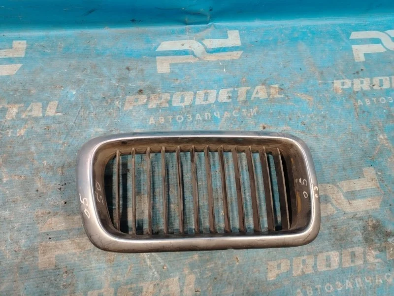 Решетка радиатора правая BMW 7 1994