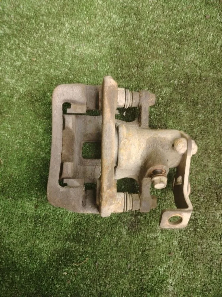 Суппорт Kia Rio 2015 583001R300 QB G4FC, задний левый