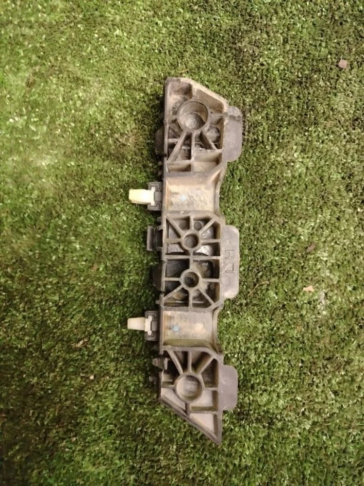 Кронштейн бампера Kia Rio 2015 865134Y500 QB G4FC, передний левый