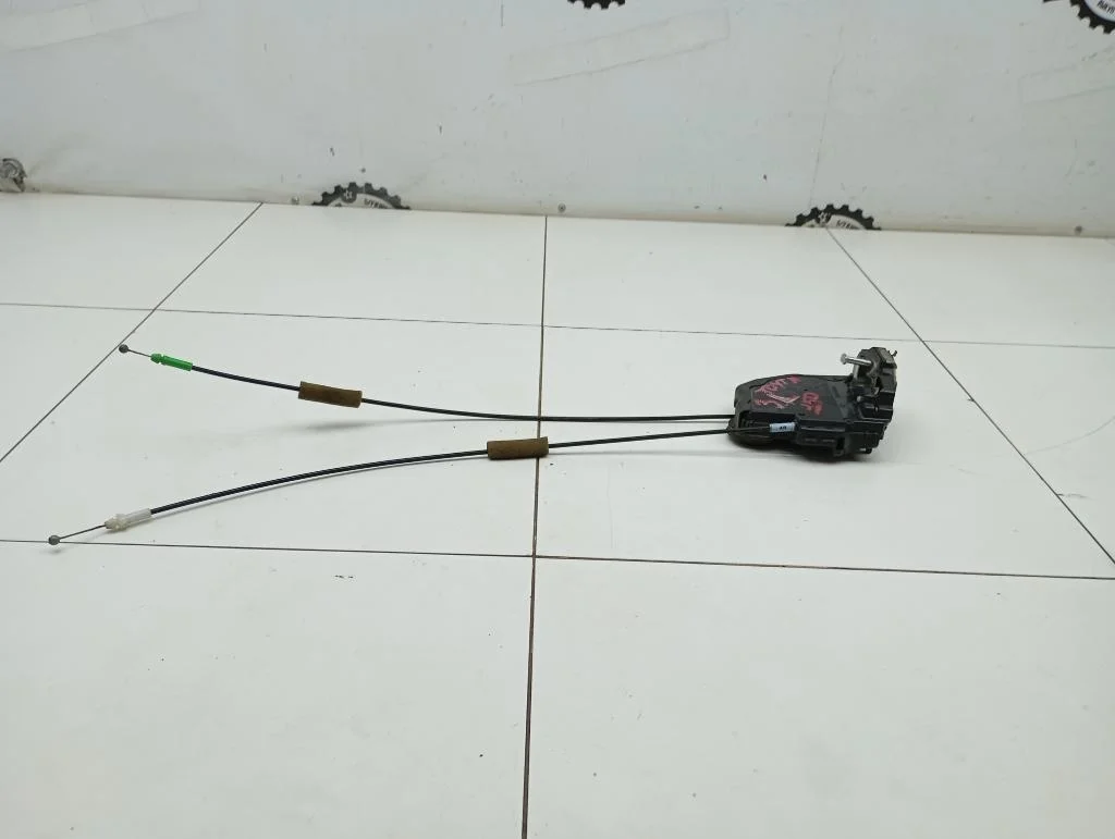 Замок двери задней левой Toyota Corolla E150