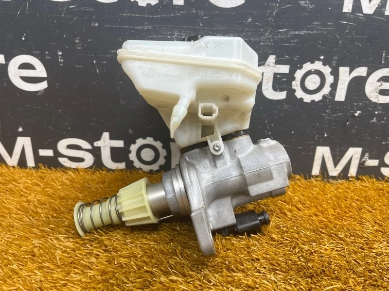 Главный тормозной цилиндр Audi Q7 2015 4M0611021A 4M CYR