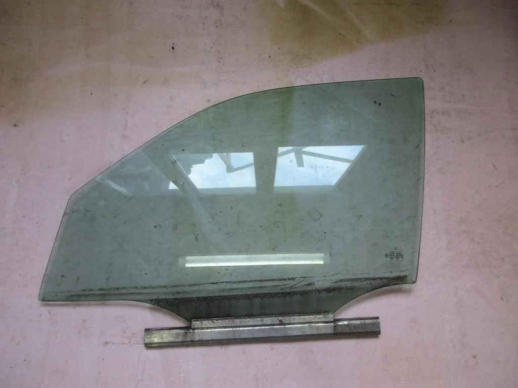 Стекло переднее левое Mercedes-Benz