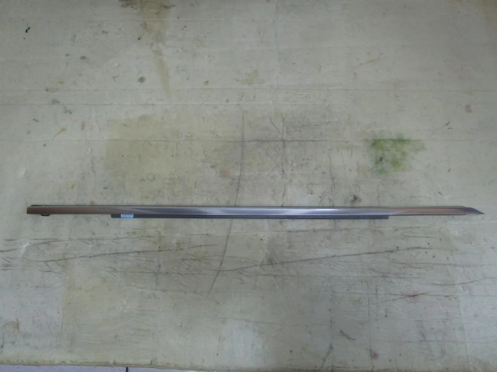 Молдинг стекла двери Mercedes-Benz